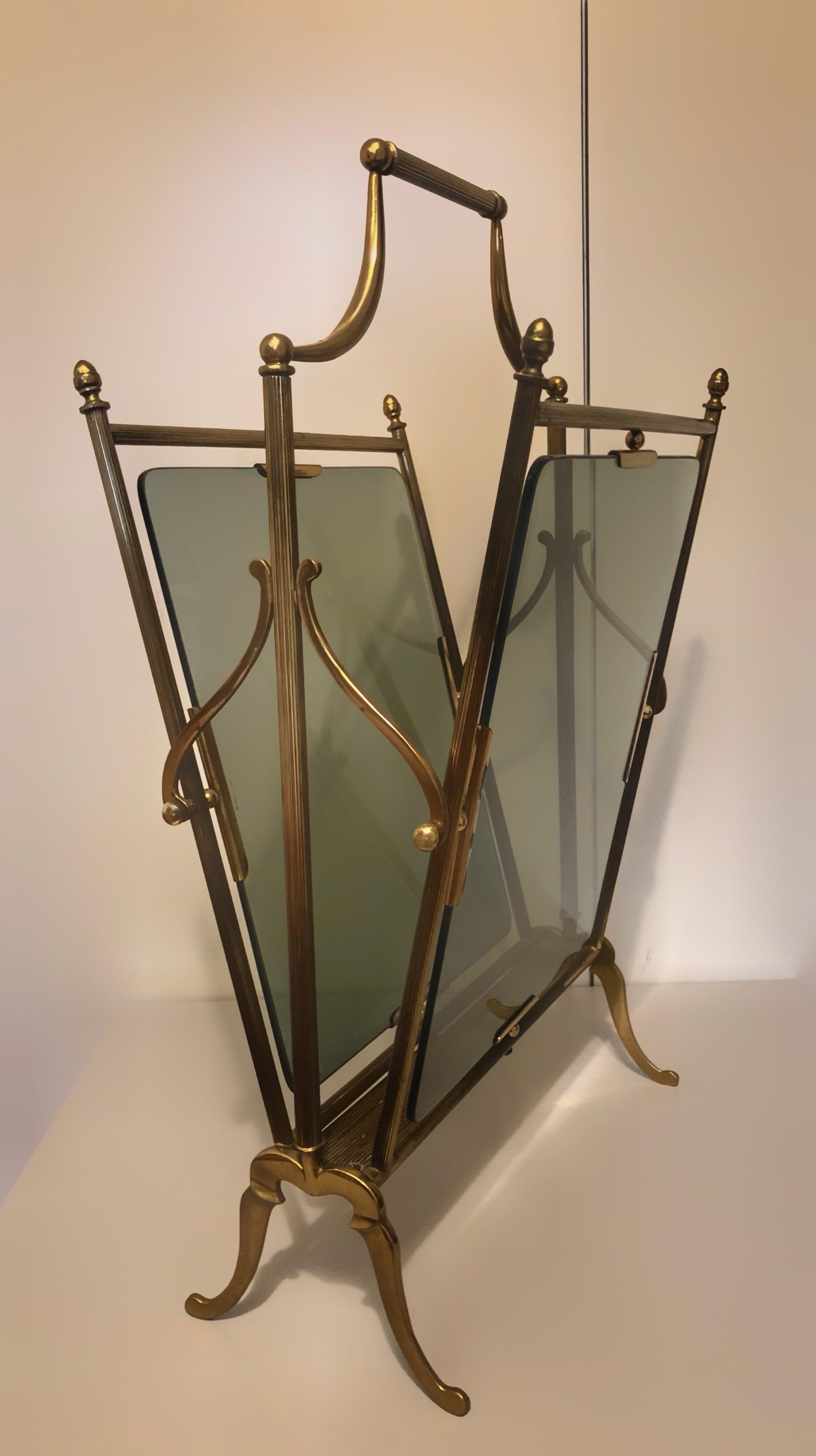 Gio Ponti style midcentury brass with glass magazine stand holder or rack, Italy, circa 1940
Beautiful and elegant style, green glass
Made in Italy 

Giovanni 