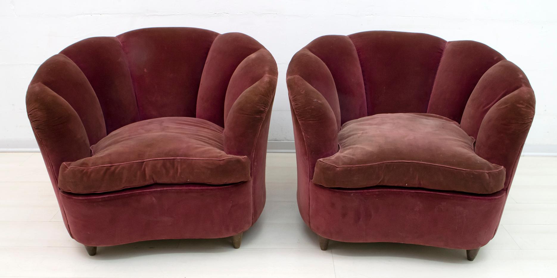 Rare sofa and two armchairs by Gio Ponti for Casa e Giardino, 1936.
Shell model covered in original velvet of the time, with goose down cushions. The coating, as shown in the photo, has faded in some parts and worn out. It is recommended to redo