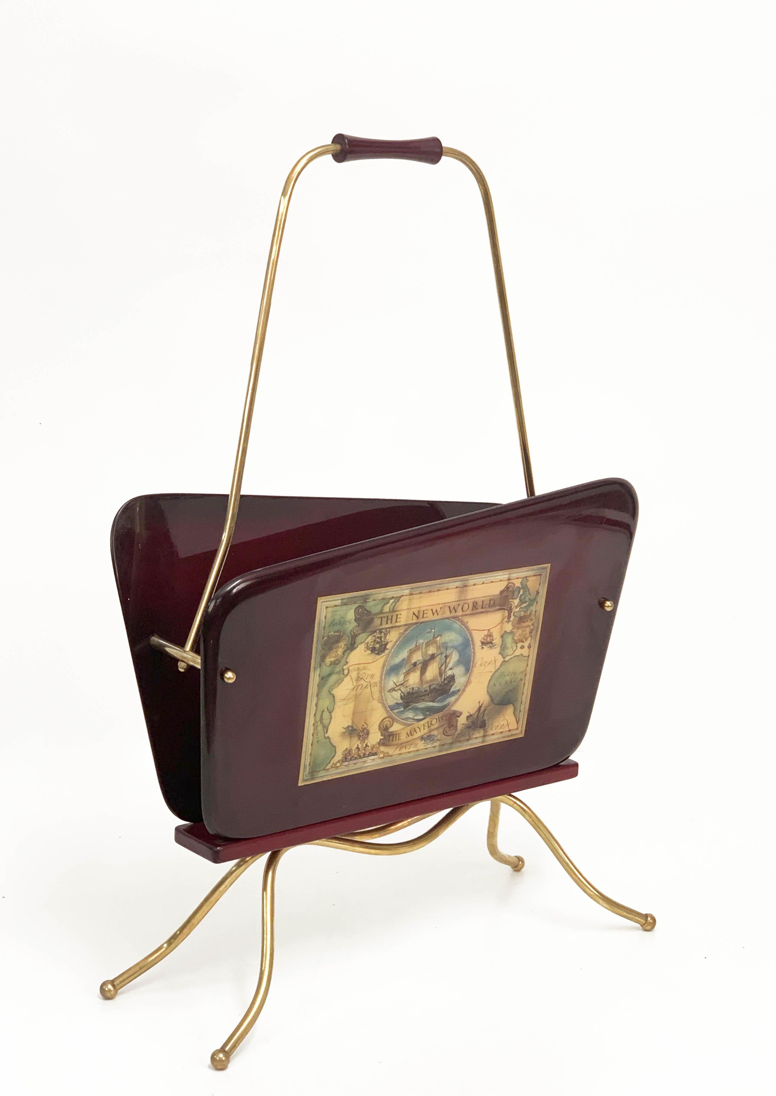 Wonderful Gio Ponti midcentury wood and brass magazine rack with two prints. This incredible piece was designed in Italy during the 1950s and it is attributed to Gio Ponti.

This item is amazing because of the asymmetrical design of the two side