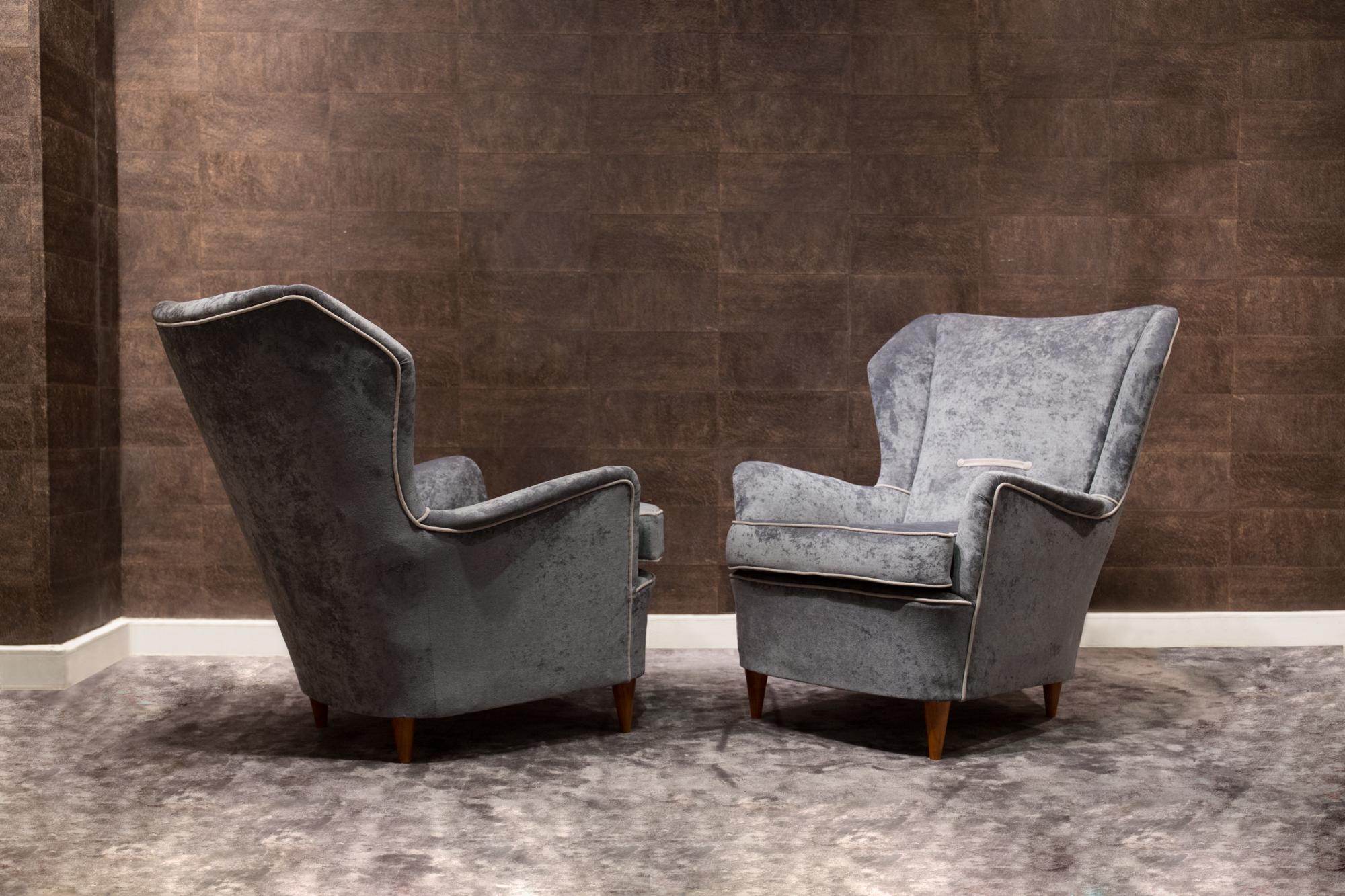 Designer armchairs produced in Italy in the 1940s in the style of Gio Ponti.
Recently upholstered with a high quality velvet fabric.
Wood legs and very comfortable high back armchairs.
In the image gallery, you can find two photos of the armchairs