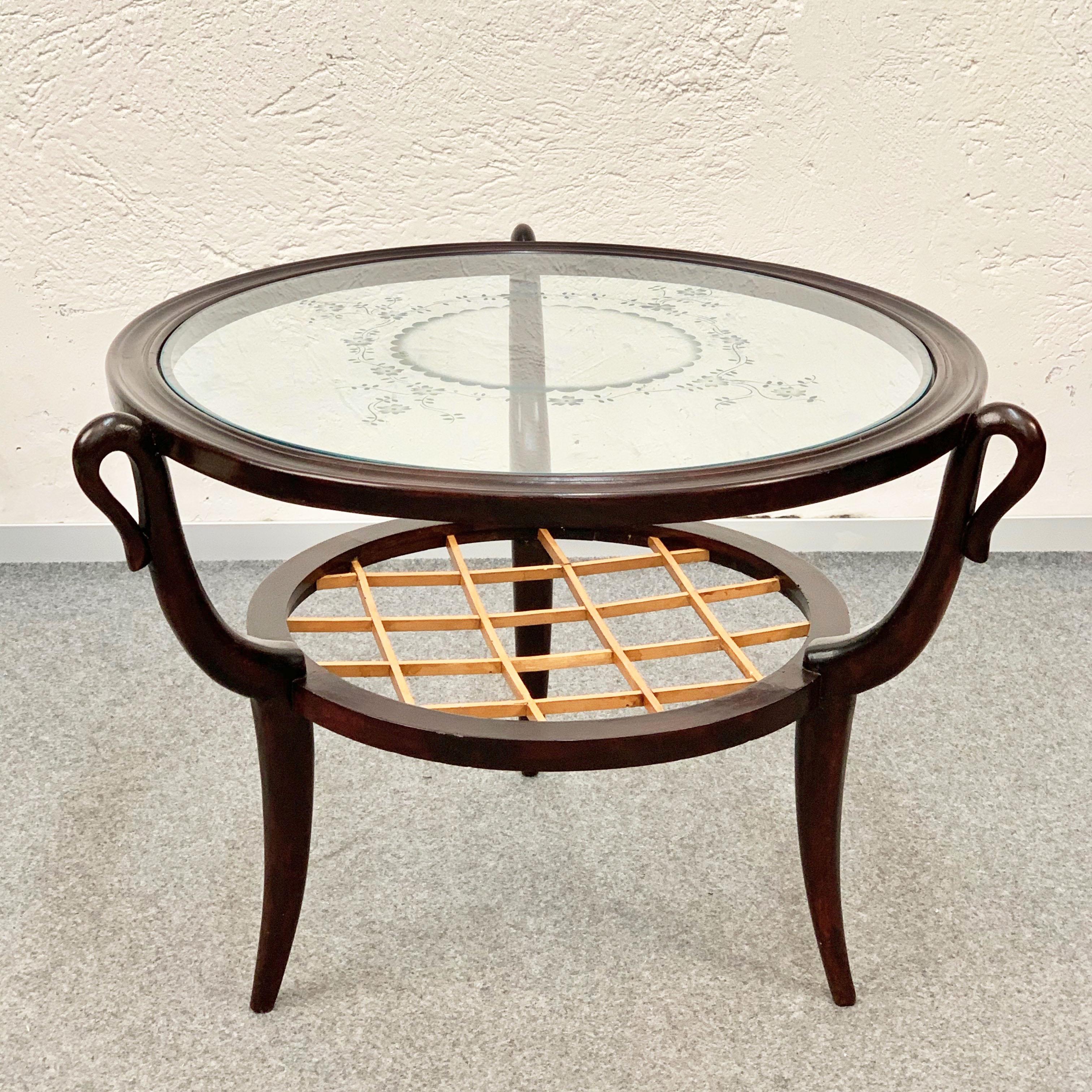 Two-level engraved wood and glass coffee table, it was designed in Italy during the 1950s in the style of Gio Ponti.

It is made of a circular grooved wooden top that supports the frosted glass top with floral motifs. 

The second shelf is made of a
