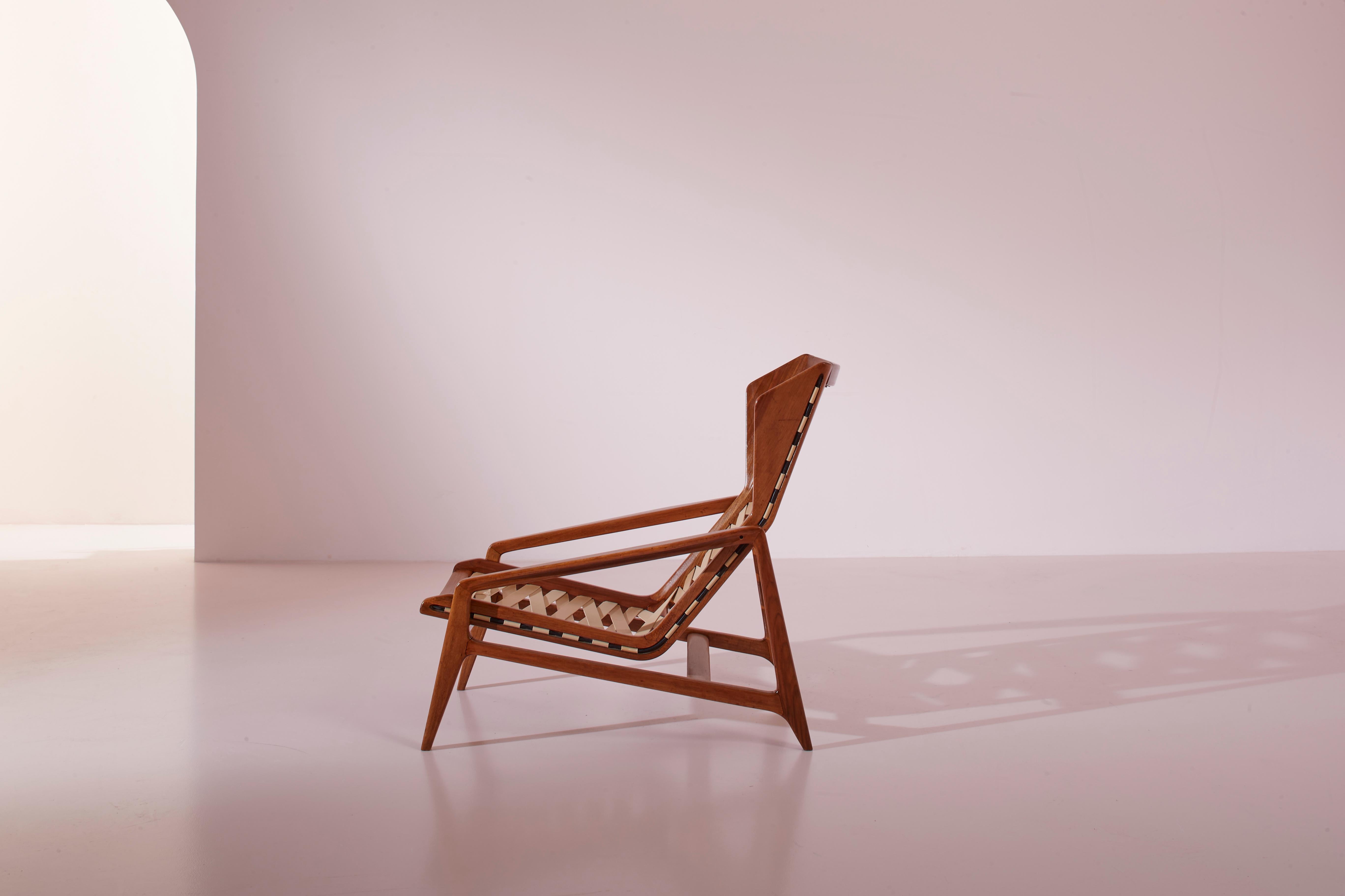 Gio Ponti Model 811 armchair made of walnut and rubber, Cassina, Italy, 1957 For Sale 3