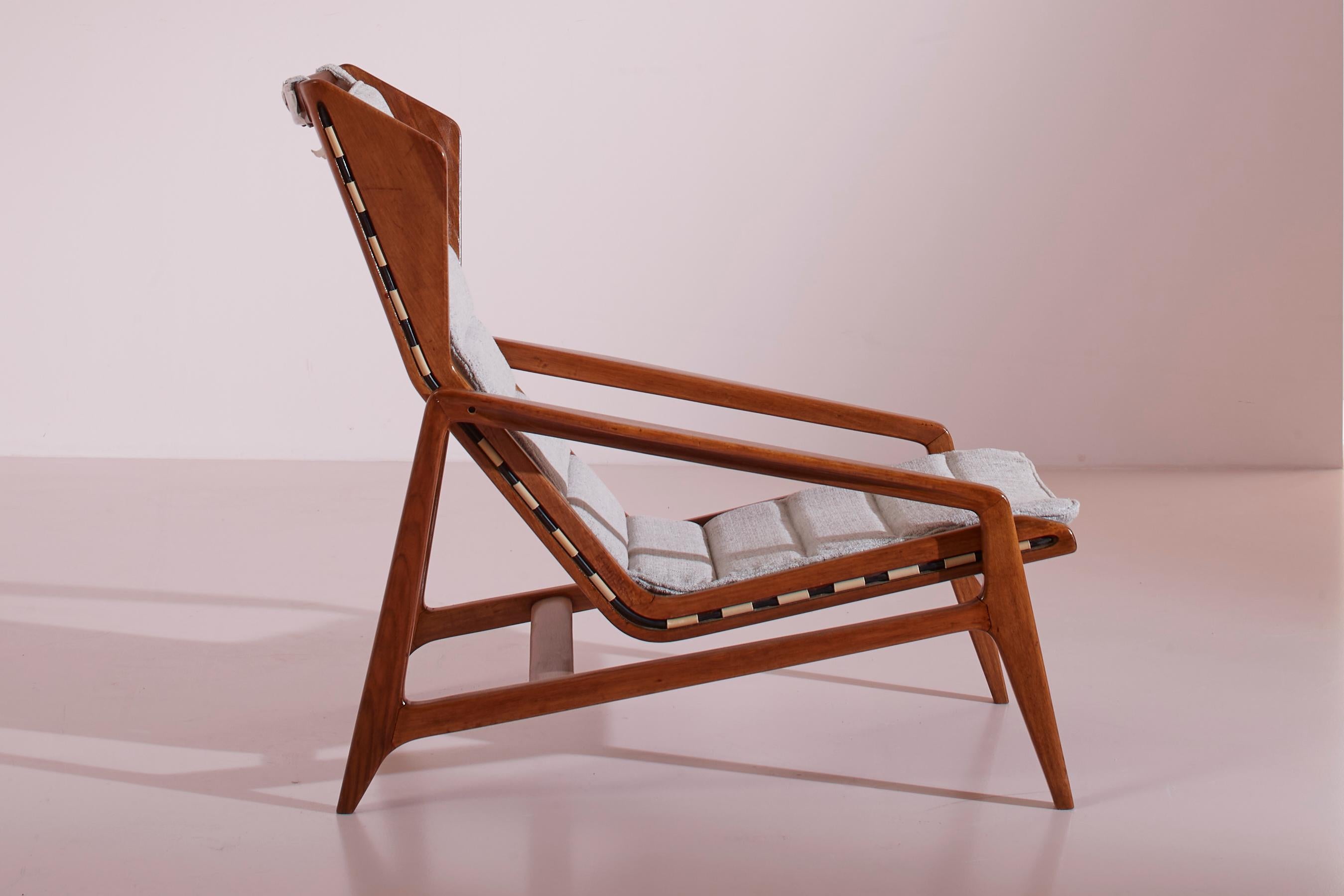 Gio Ponti Model 811 armchair made of walnut and rubber, Cassina, Italy, 1957 For Sale 4