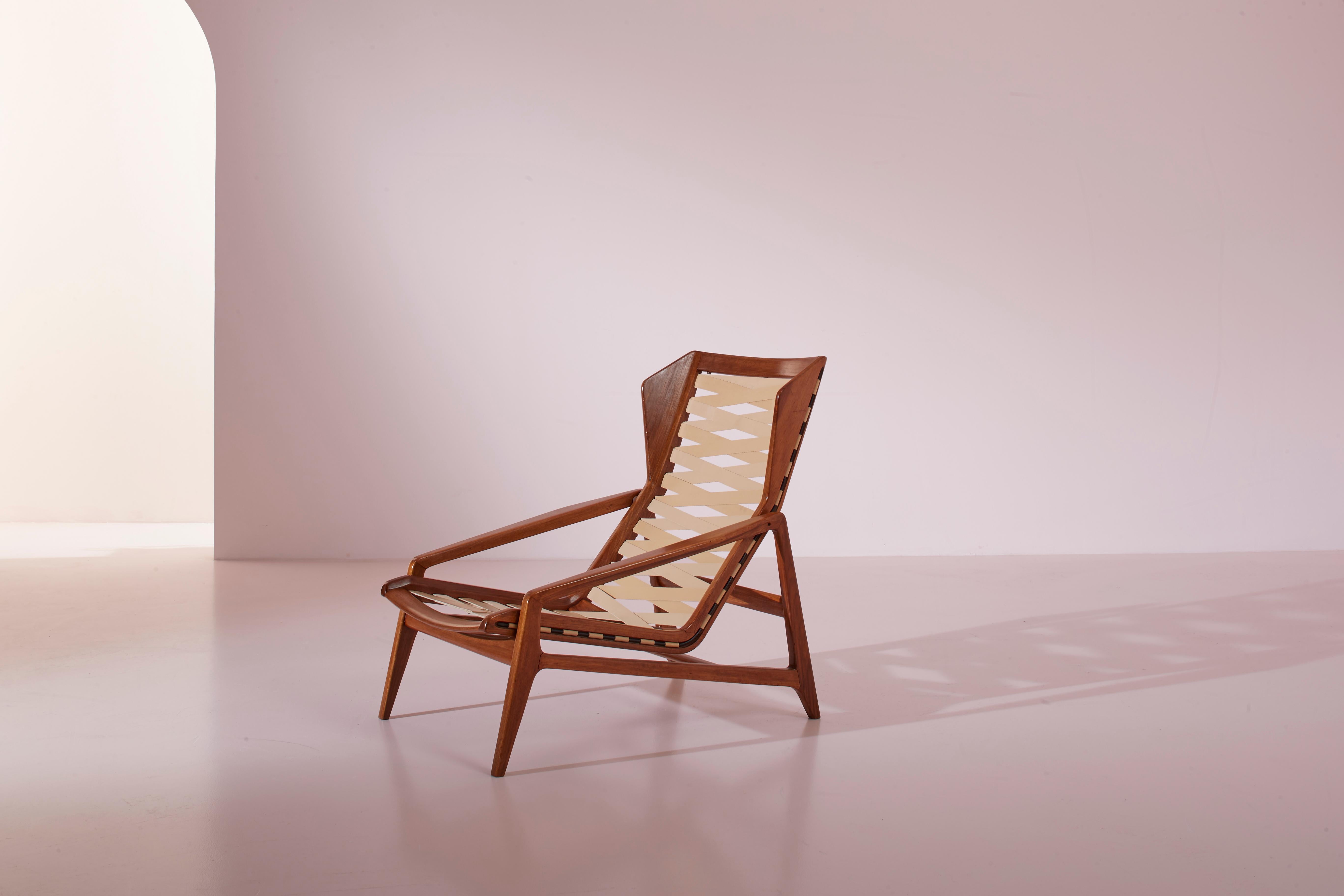 Gio Ponti Model 811 armchair made of walnut and rubber, Cassina, Italy, 1957 For Sale 6