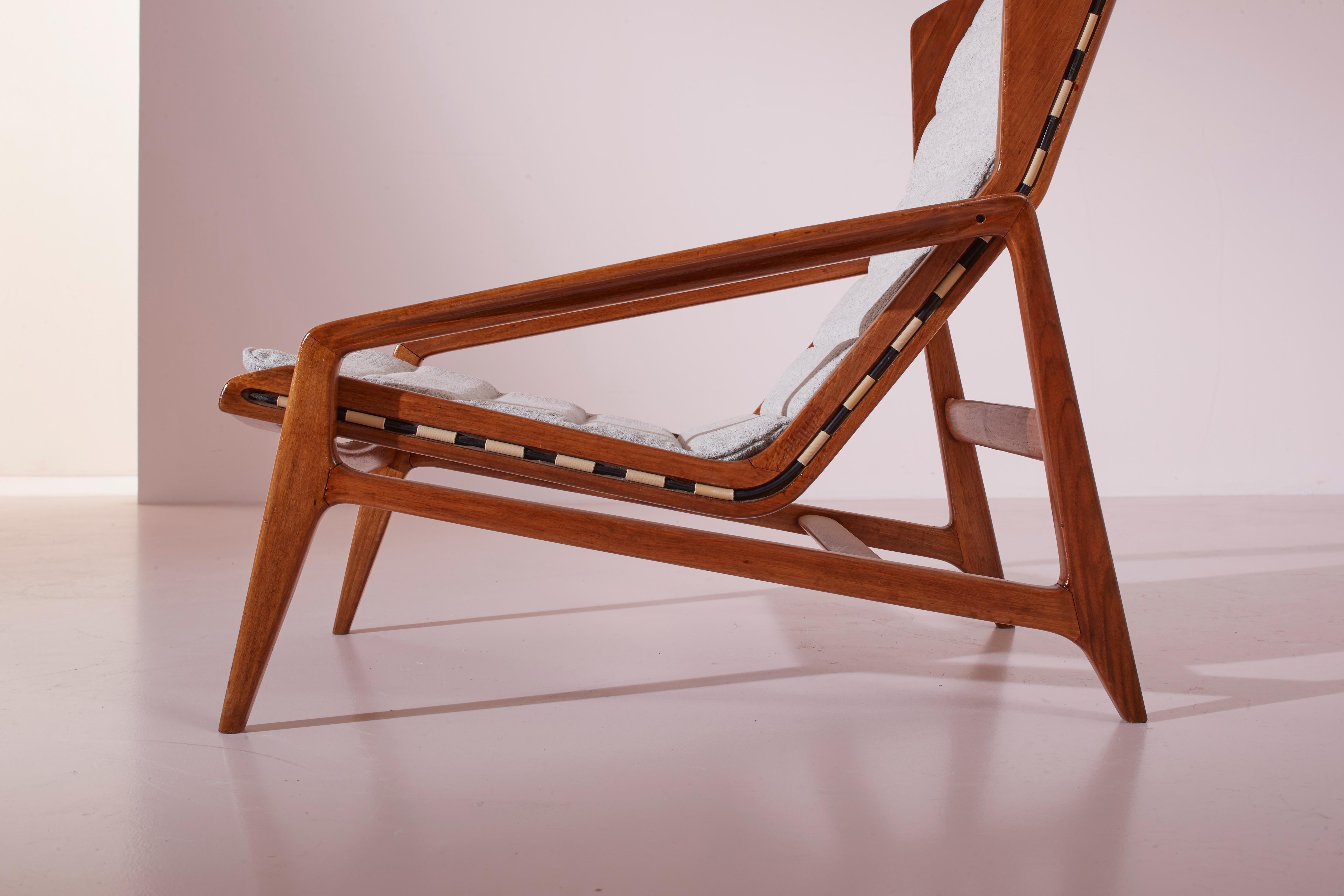 Gio Ponti Model 811 armchair made of walnut and rubber, Cassina, Italy, 1957 For Sale 7