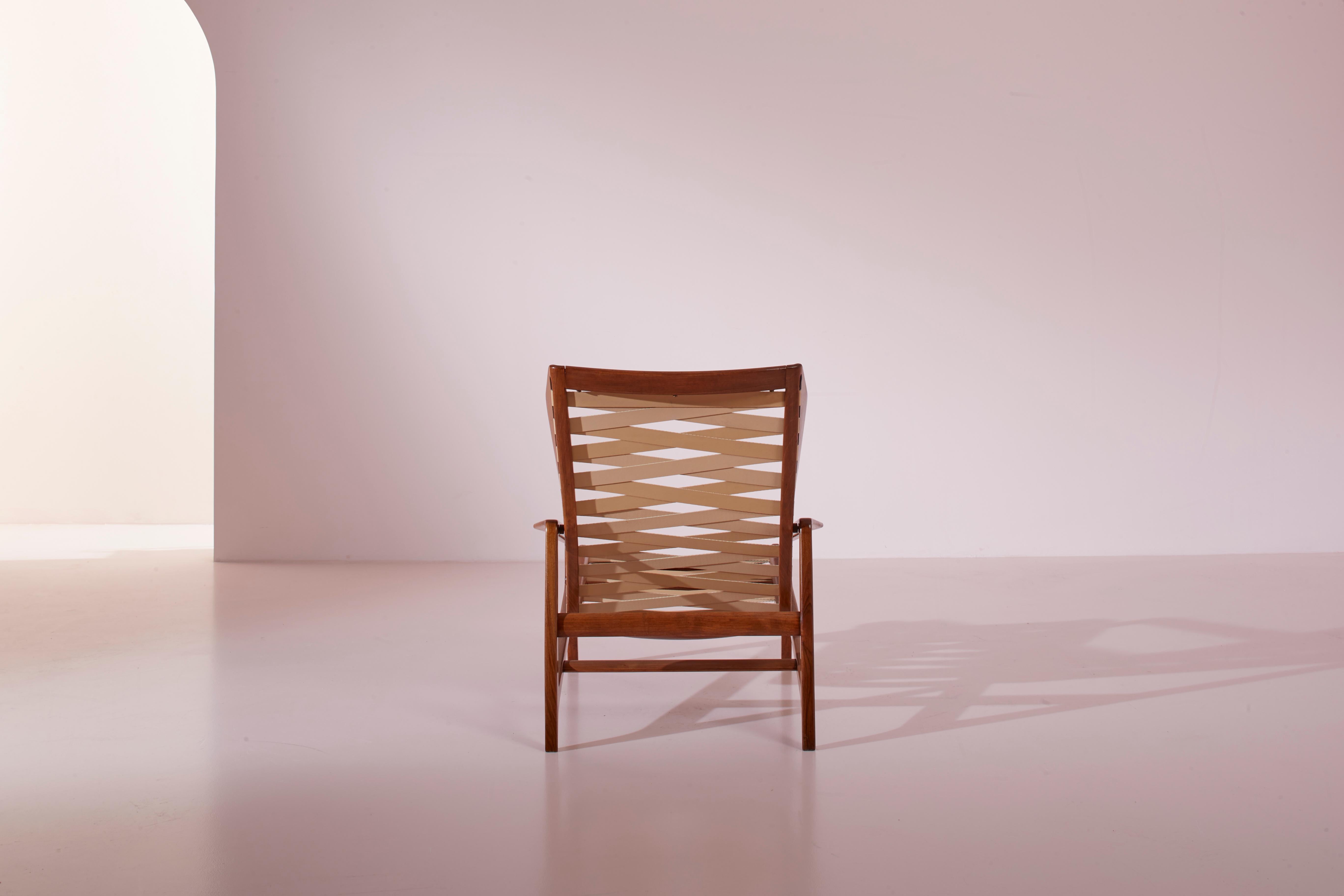 Gio Ponti Model 811 armchair made of walnut and rubber, Cassina, Italy, 1957 For Sale 9