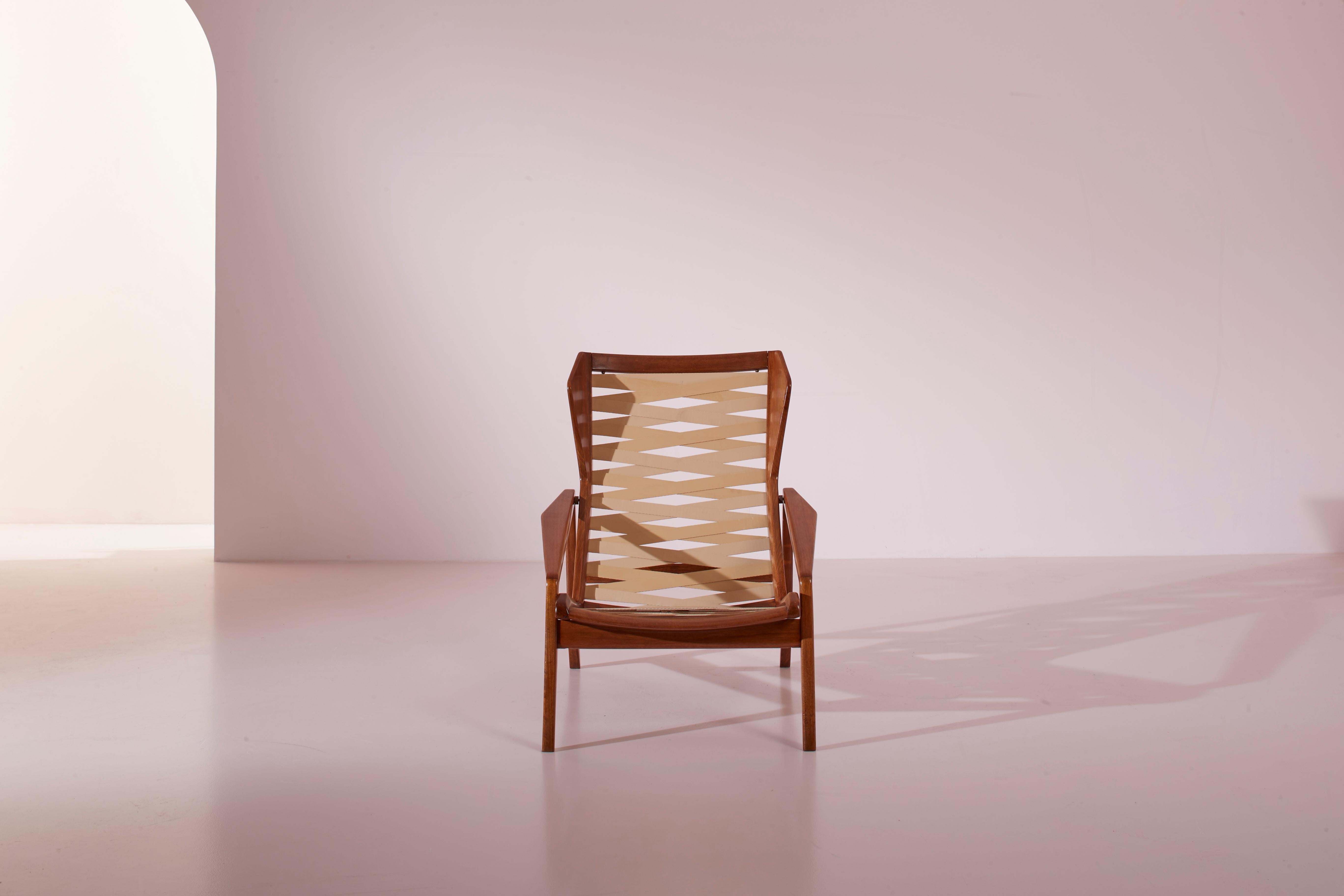Gio Ponti Model 811 armchair made of walnut and rubber, Cassina, Italy, 1957 For Sale 10