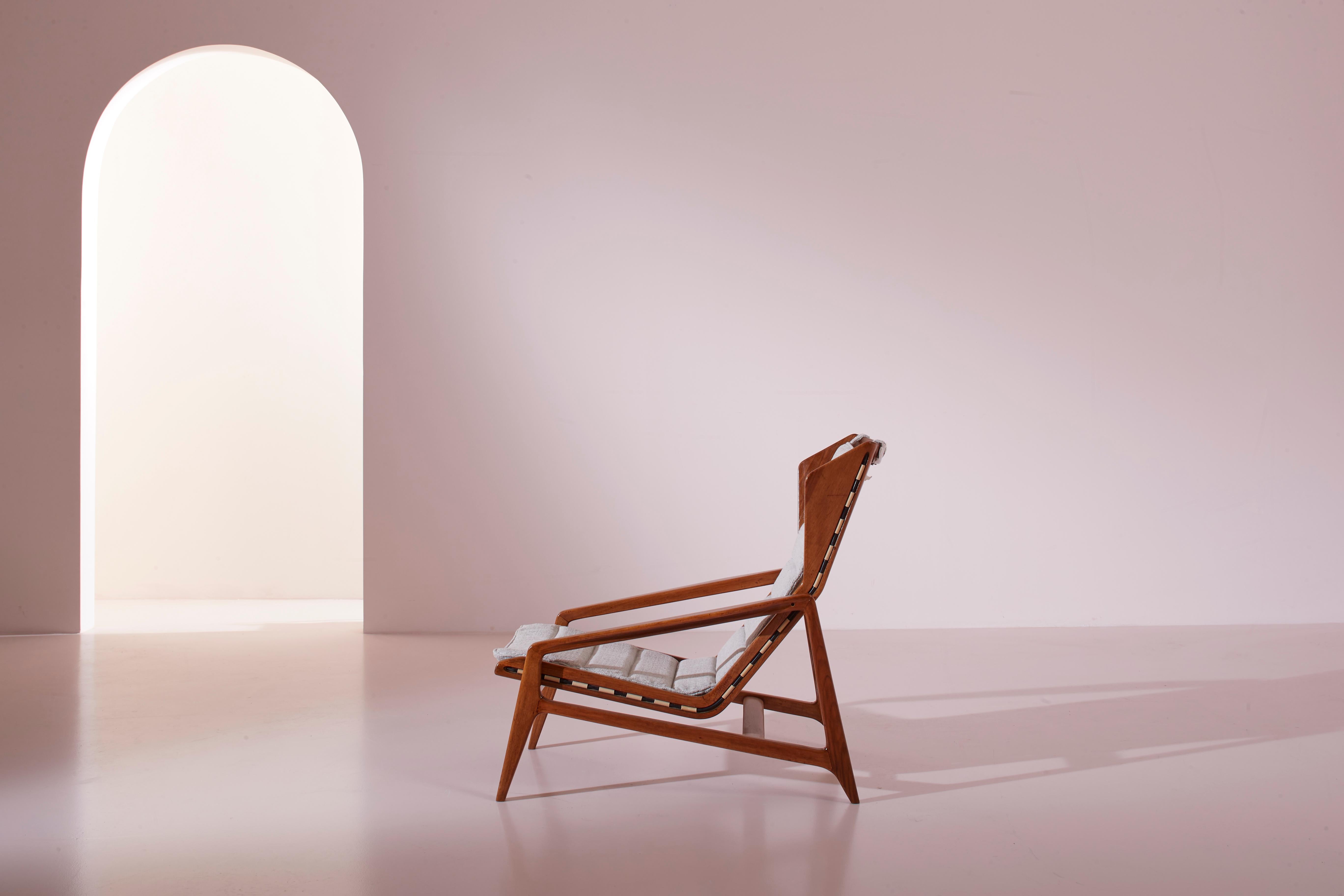 Rare fauteuil modèle 811, avec une structure en noyer et des élastiques, conçu par Gio Ponti et produit en Italie par Cassina en 1957.

Il existe des objets datant des décennies passées qui, par leur style et leur conception, évoquent immédiatement