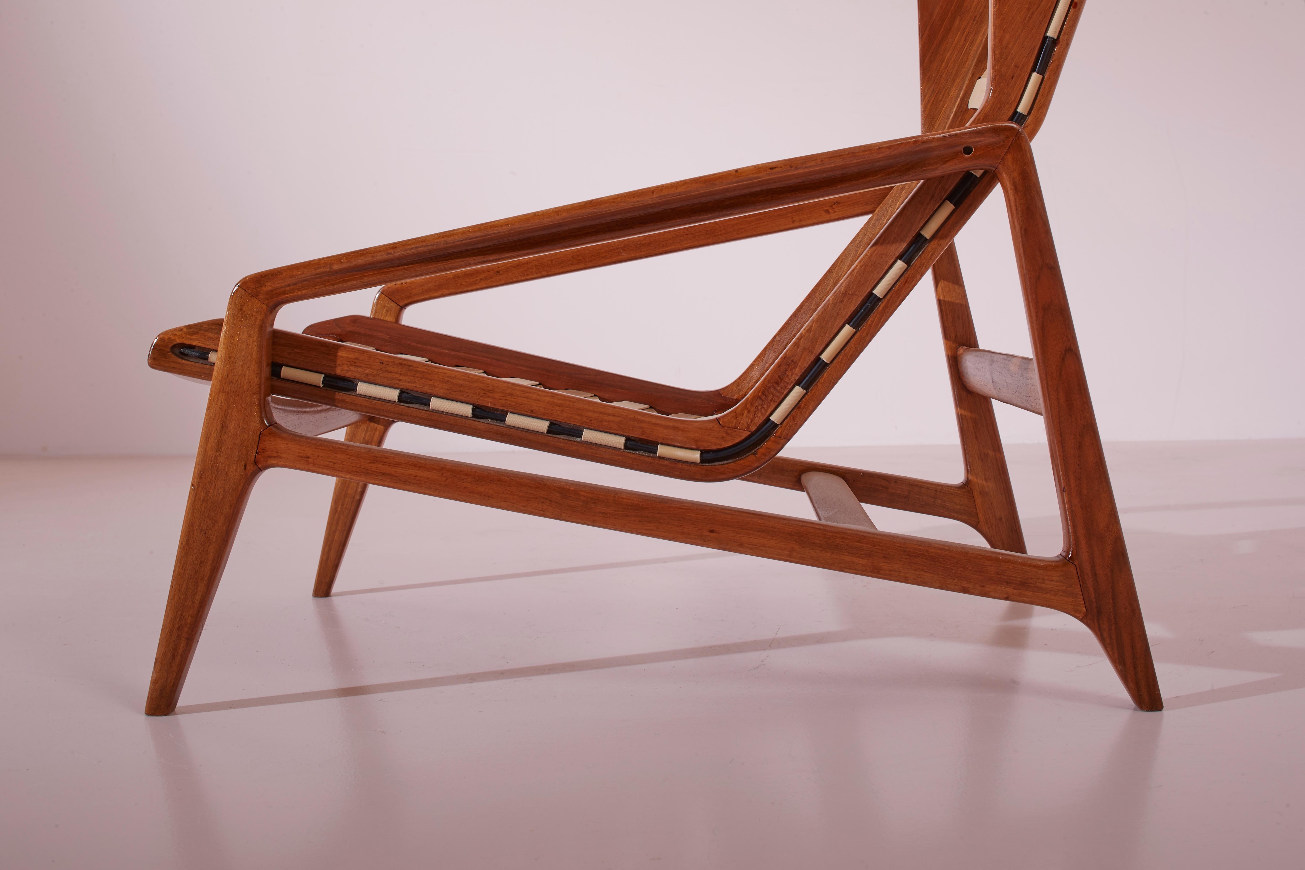 Italian Gio Ponti Model 811 armchair made of walnut and rubber, Cassina, Italy, 1957 For Sale