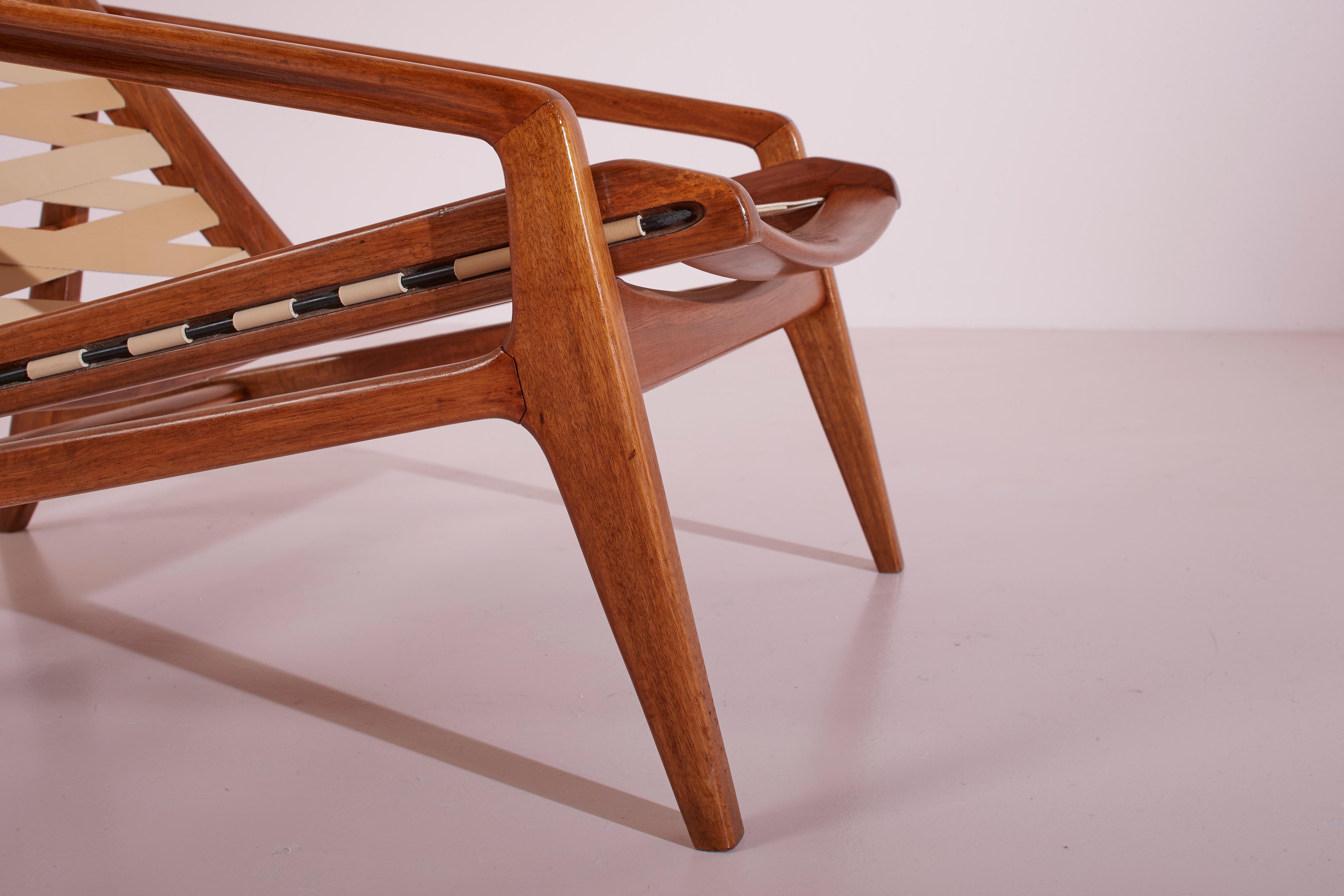 Mid-20th Century Gio Ponti Model 811 armchair made of walnut and rubber, Cassina, Italy, 1957 For Sale