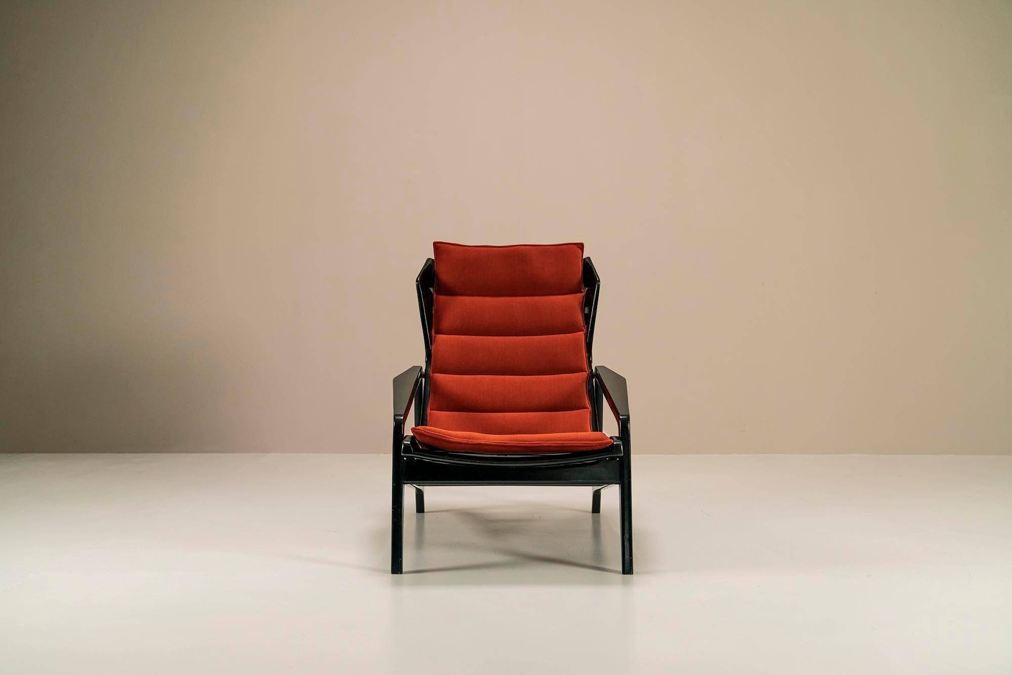 Gio Ponti “Model 811” Lounge Chairs In Stained Walnut And Upholstered In Kvadrat For Sale 4