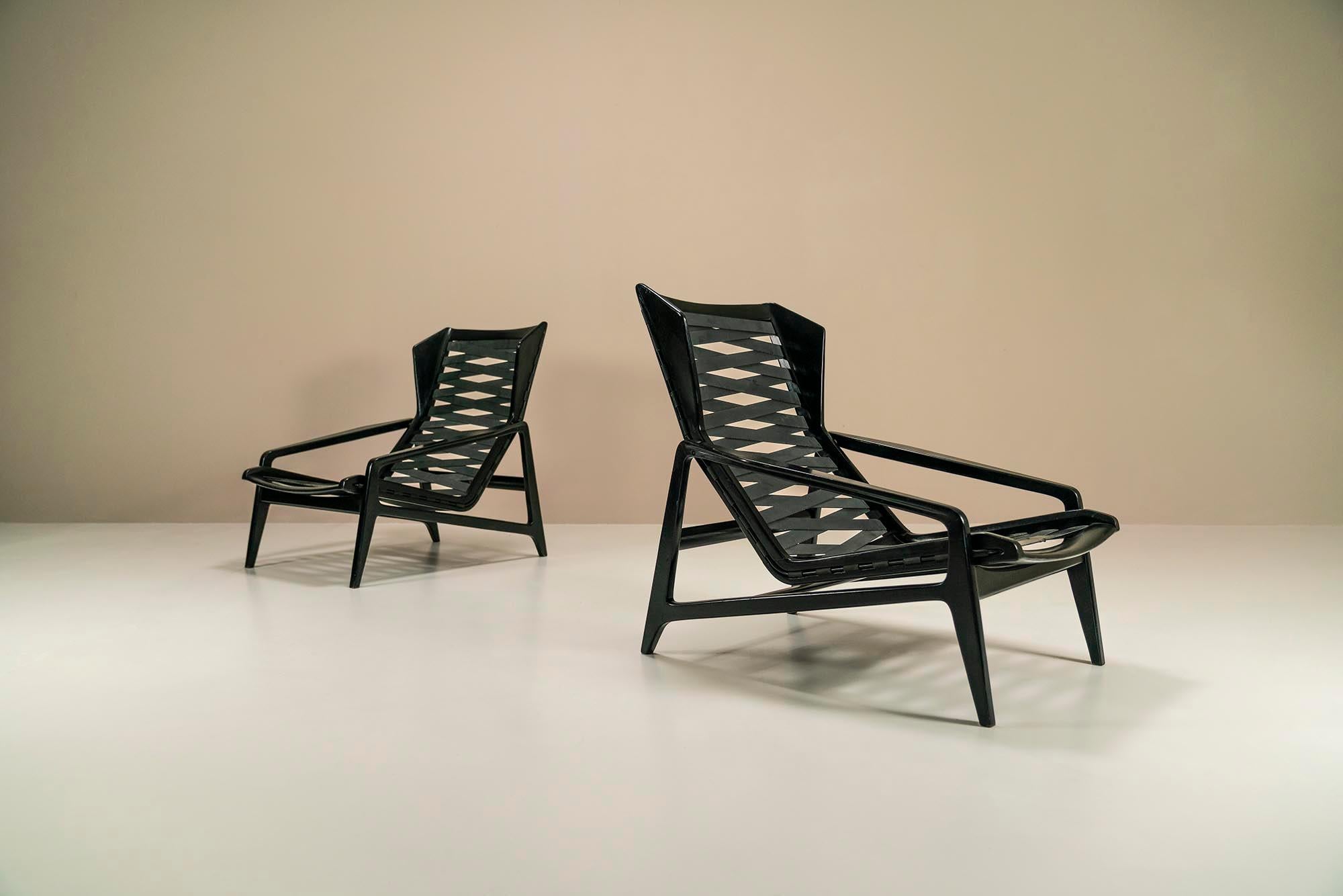 Gio Ponti Modell 811 Loungesessel in Nussbaum gebeizt und gepolstert in Kvadrat (Italienisch) im Angebot