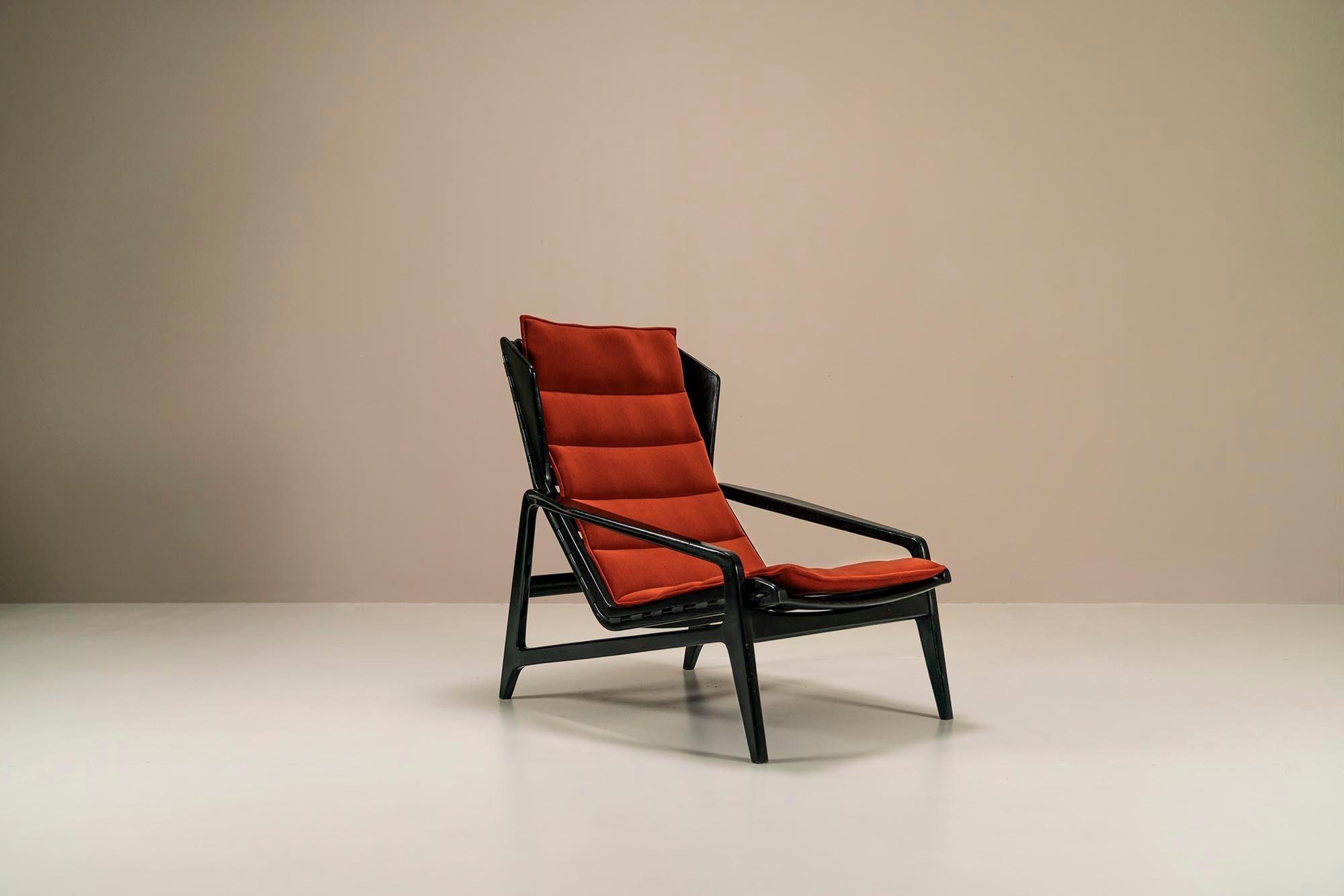 Gio Ponti Modell 811 Loungesessel in Nussbaum gebeizt und gepolstert in Kvadrat im Angebot 1