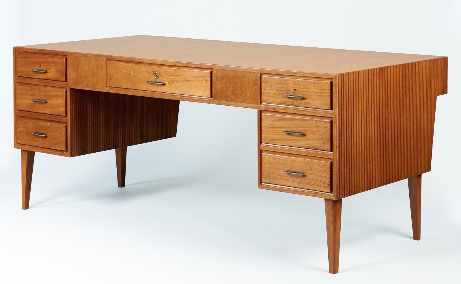 Mid-Century Modern Gio Ponti Monumental Desk and Chair Set in Reeded Mahogany, Brass, Italy 1950s