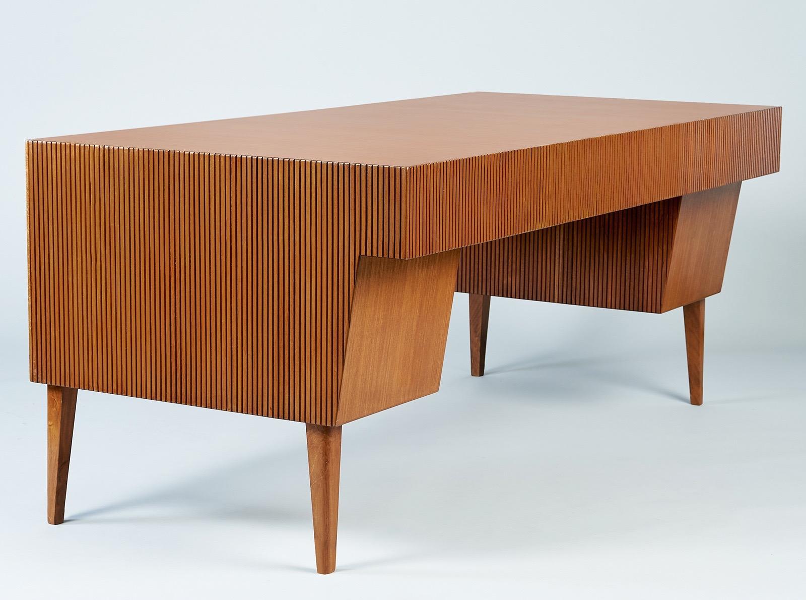 Gio Ponti Monumental Desk and Chair Set in Reeded Mahogany, Brass, Italy 1950s 1