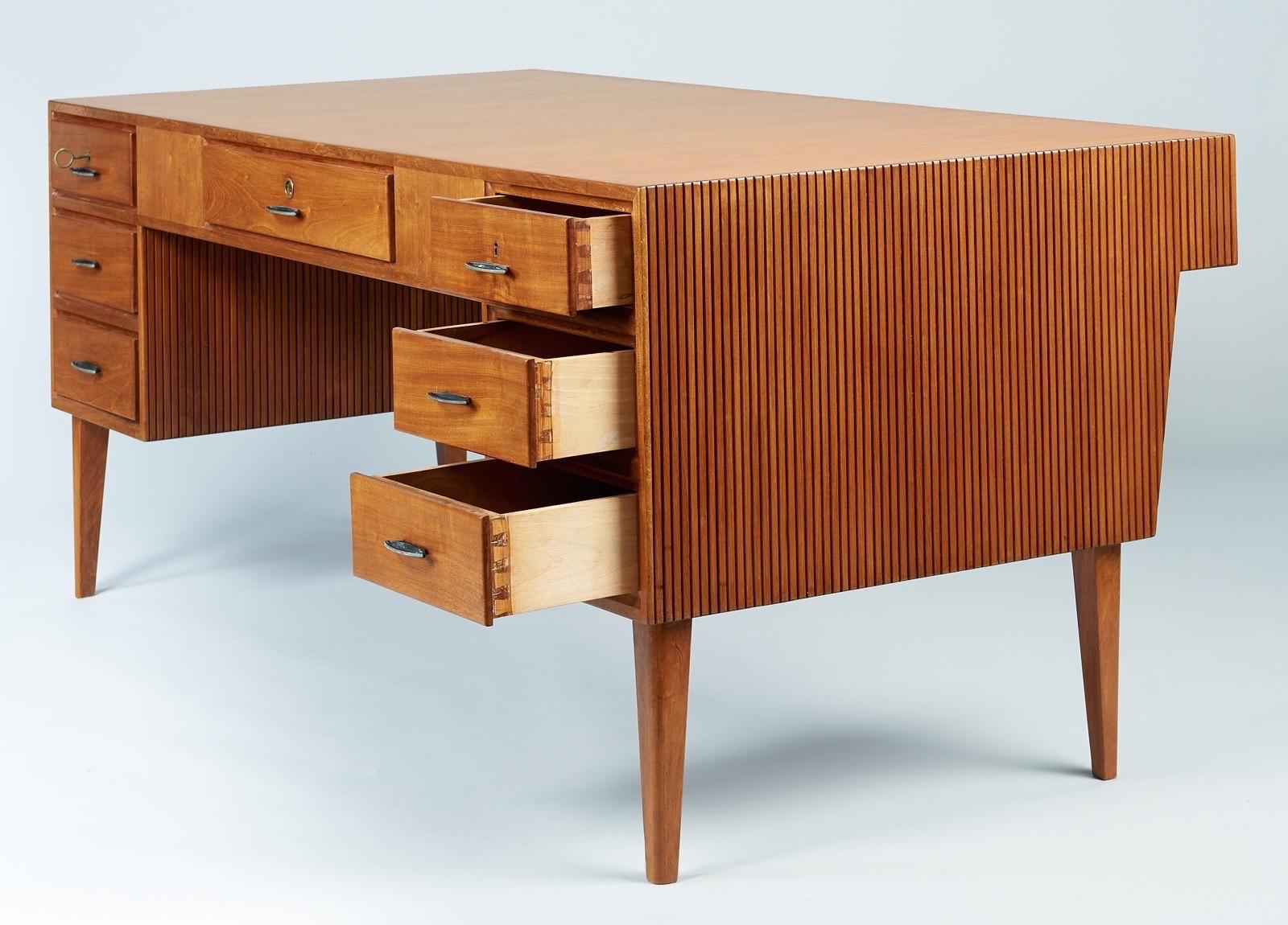 Gio Ponti Monumental Desk and Chair Set in Reeded Mahogany, Brass, Italy 1950s 2