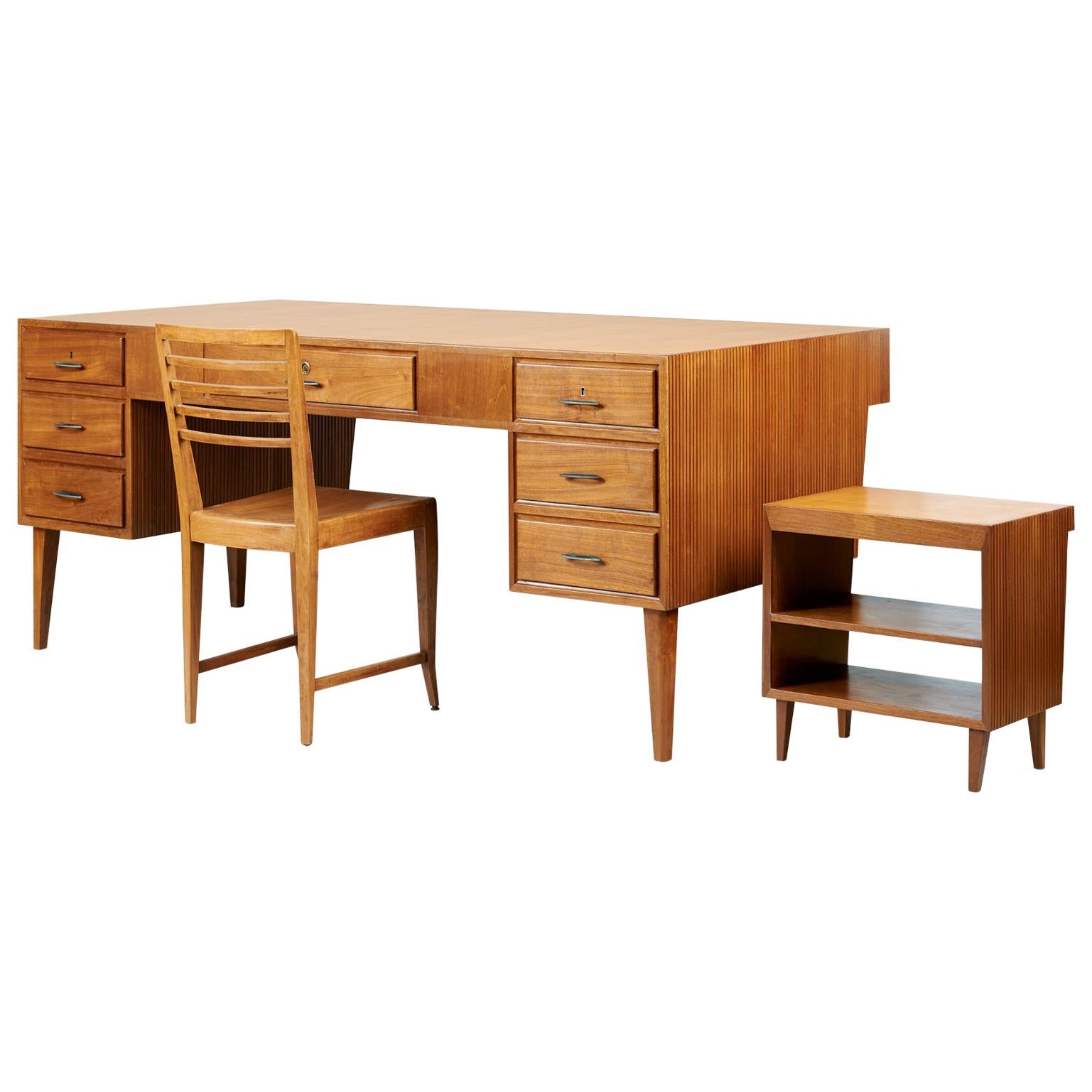 Gio Ponti Monumental Desk and Chair Set in Reeded Mahogany, Brass, Italy 1950s