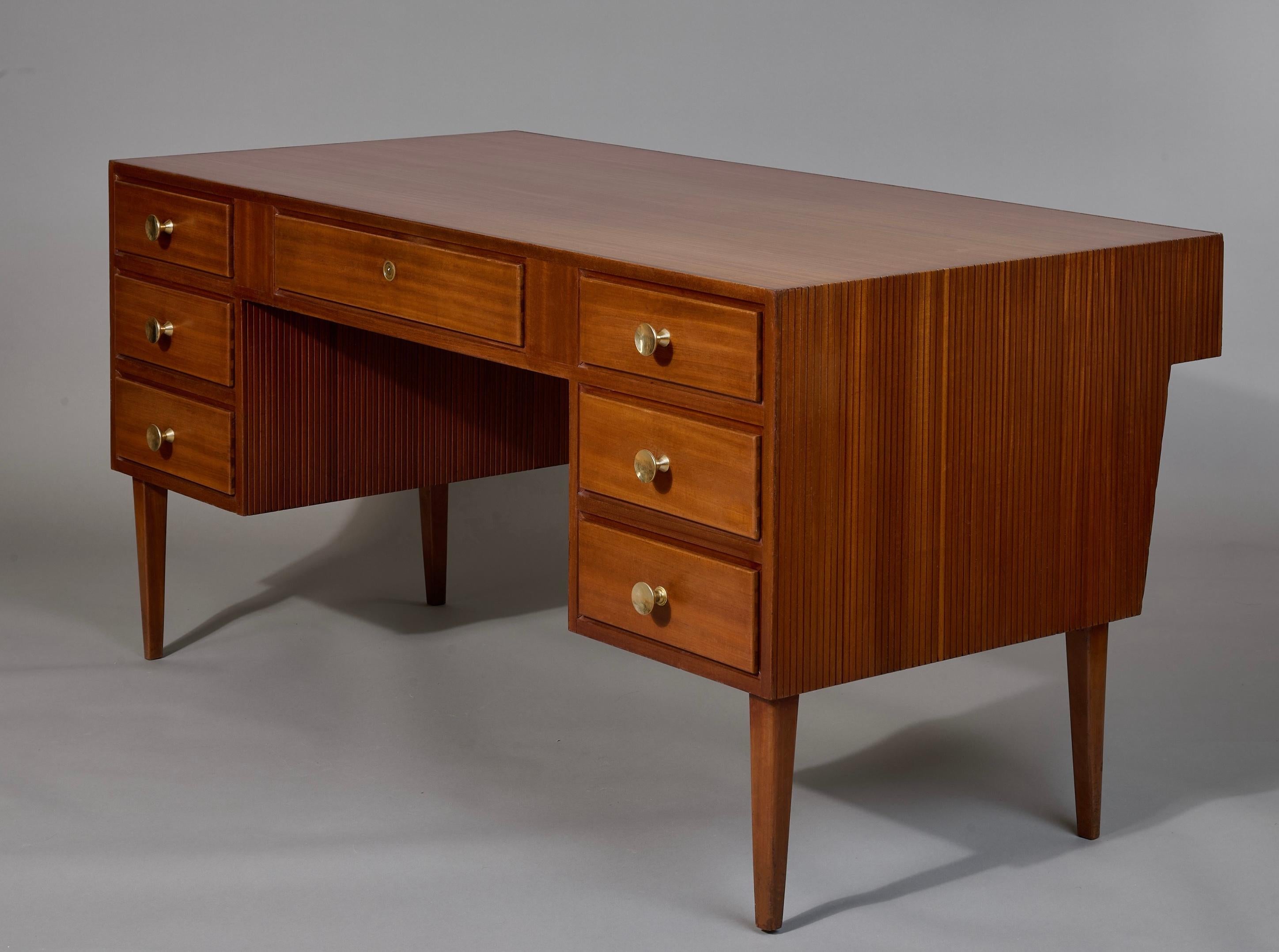 Mid-Century Modern Gio Ponti: Monumental Executive Desk in Reeded Walnut and Brass, Italy 1950s For Sale