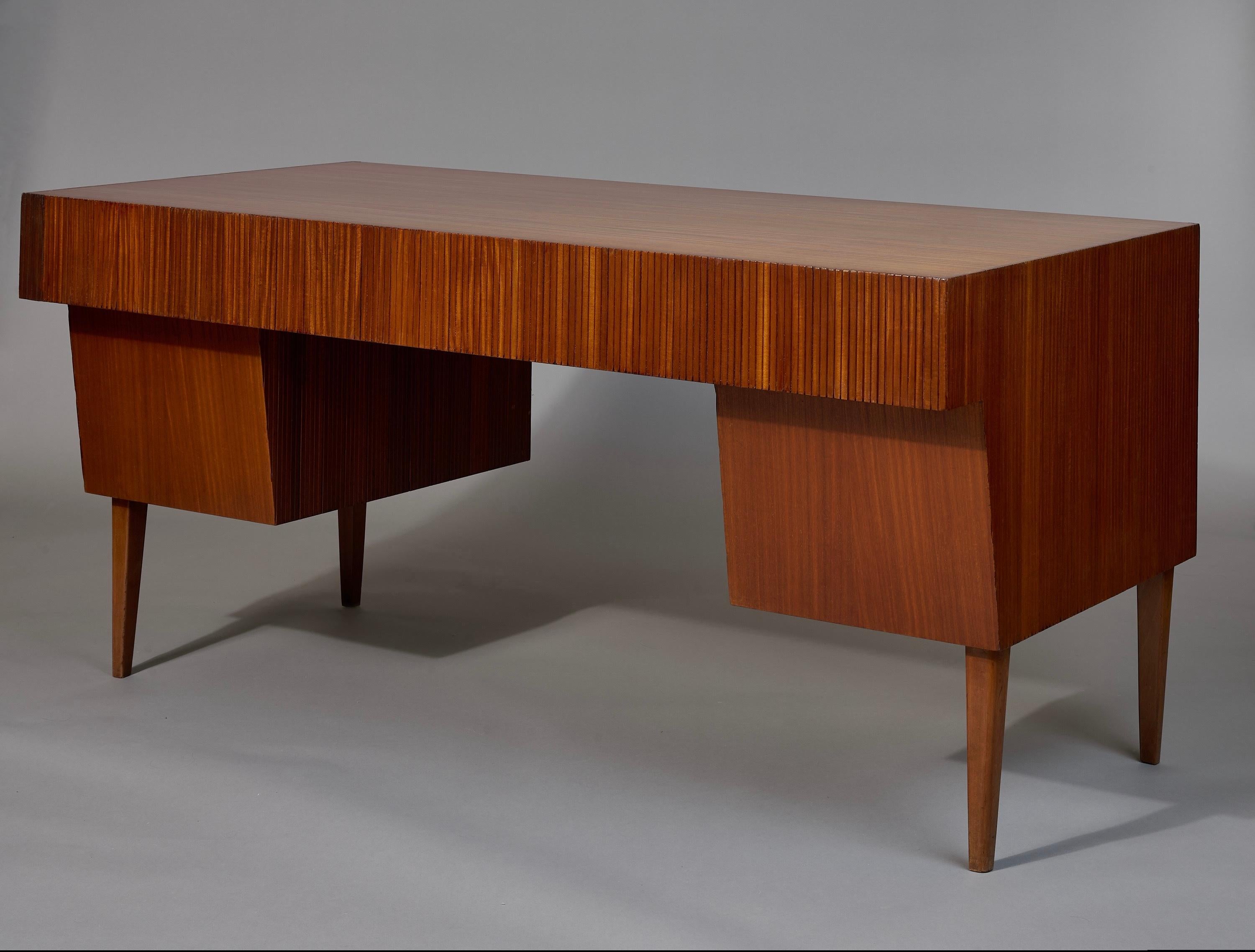 Gio Ponti: Monumental Executive Desk in Reeded Walnut and Brass, Italy 1950s In Good Condition For Sale In New York, NY