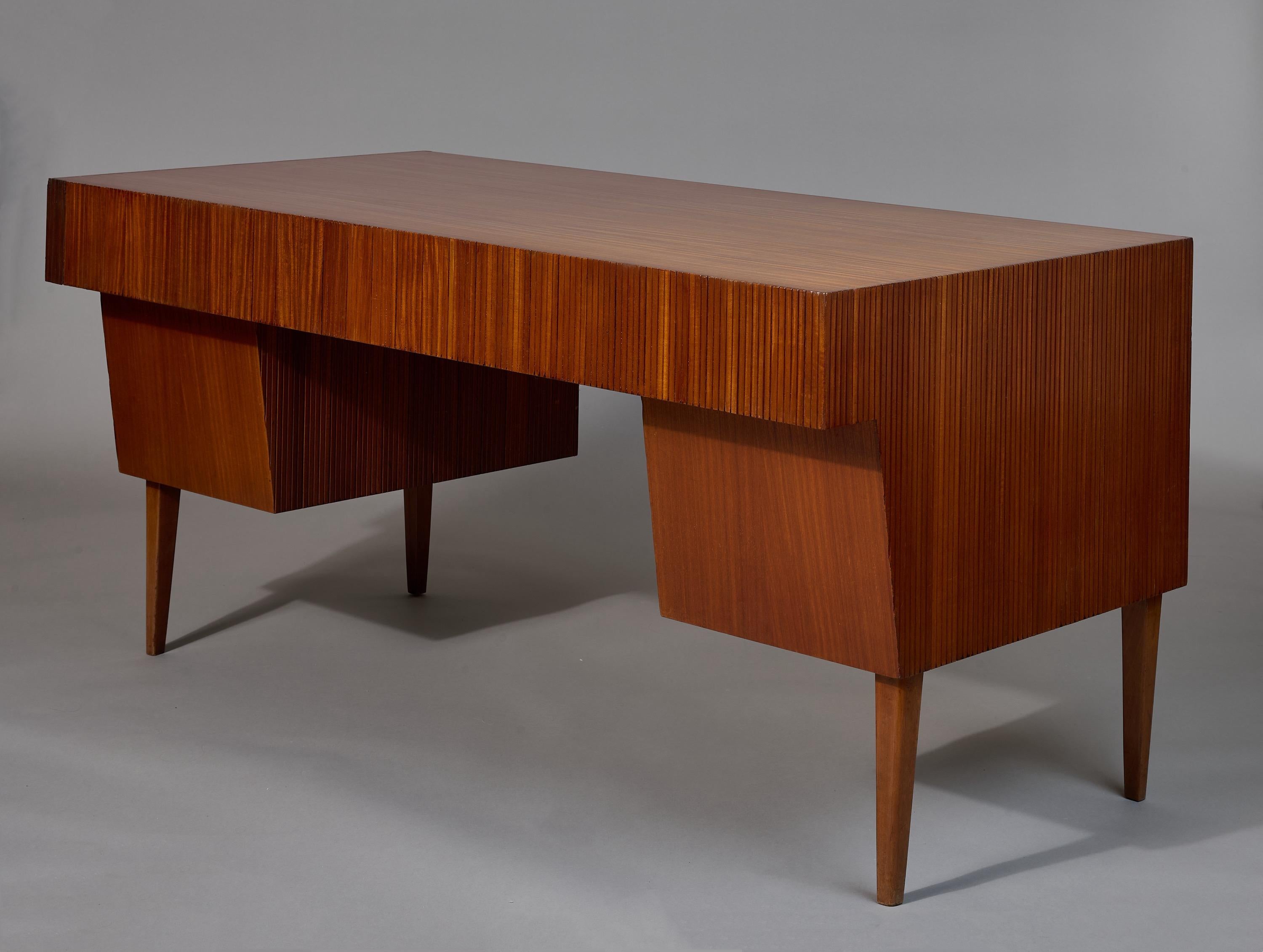 Mid-20th Century Gio Ponti: Monumental Executive Desk in Reeded Walnut and Brass, Italy 1950s For Sale