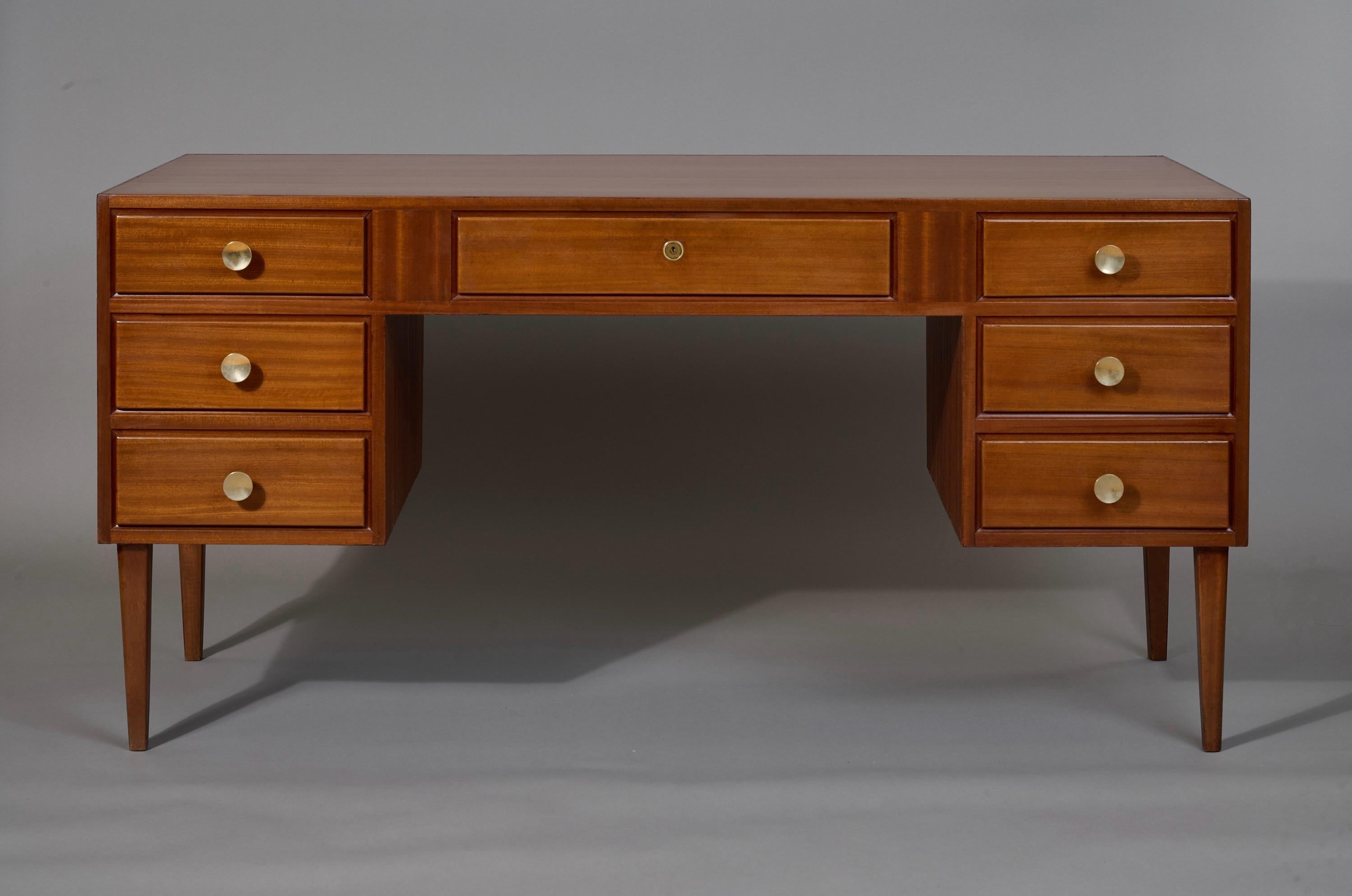 Gio Ponti: Monumental Executive Desk in Reeded Walnut and Brass, Italy 1950s For Sale 1