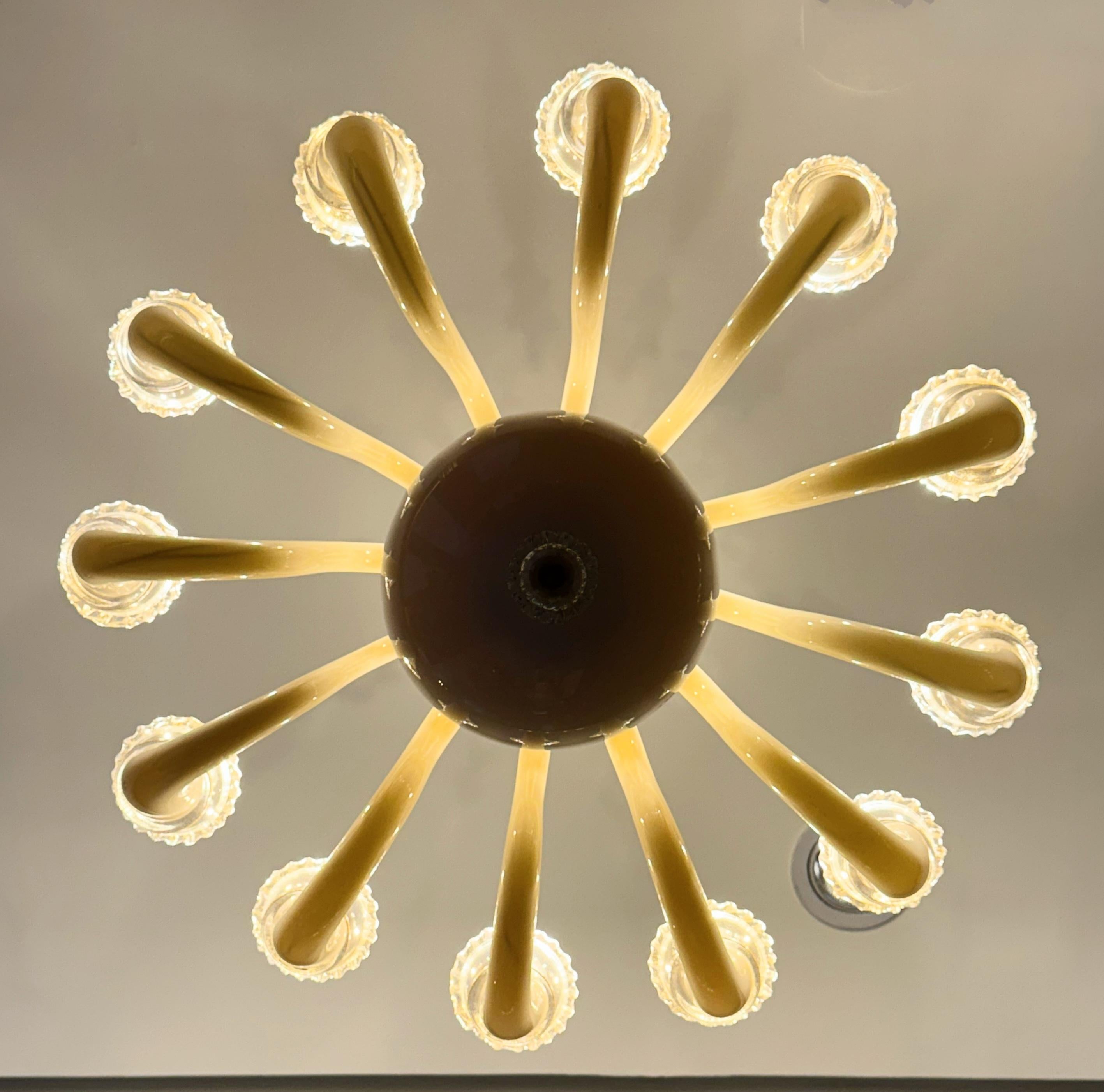 Elegante e icónica, esta lámpara de cristal de Murano fue diseñada por el célebre arquitecto y diseñador italiano Gio Ponti para Venini en la década de 1970. Obra maestra de la iluminación italiana de mediados de siglo, esta pieza combina la