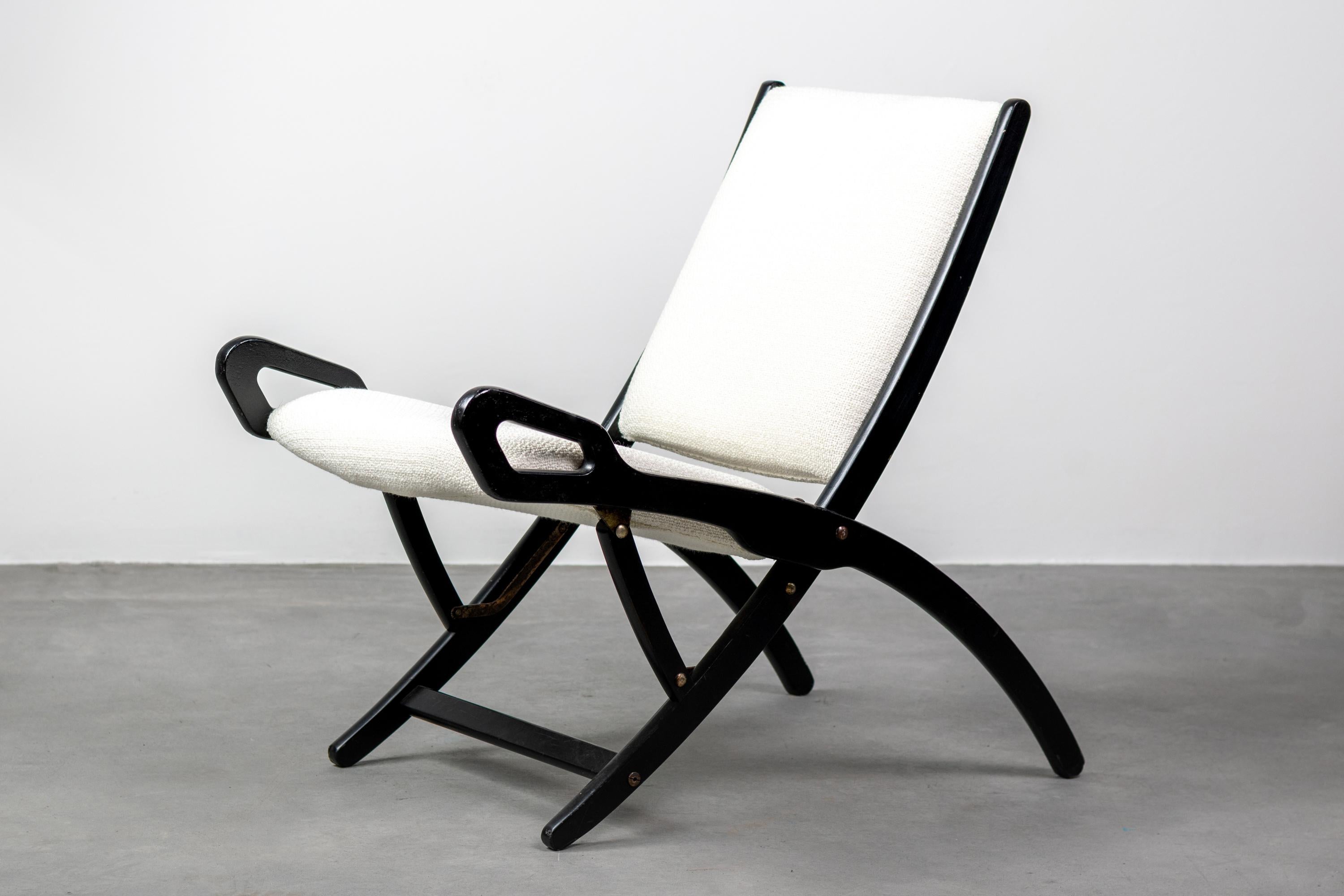 A Ninfea (or Pieghevole Ninfea) folding lounge chair with a structure in the wood, seat, and back in woven white fabric and brass hinges.
The Ninfea chair was designed by Gio Ponti during the progettation of the iconic Superleggera chair and