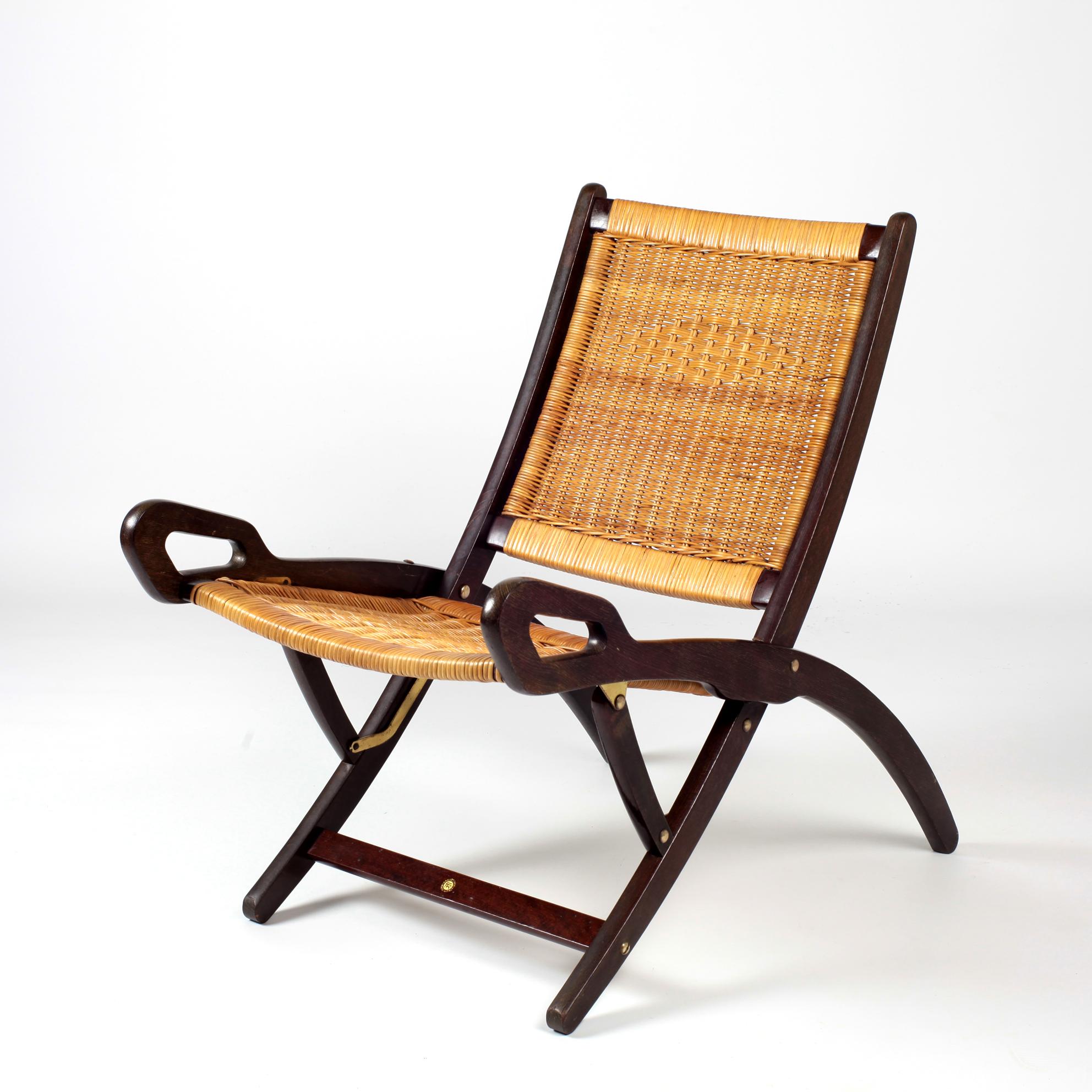 Nice Gio Ponti Ninfea folding chair for Fratelli Reguitti.
Italy 1950s, beech, original caning.
Nice original condition. 
Brevetti Fratelli Reguitti Stamp.
Literature: Gio Ponti: The Complete Work 1923-1978, Licitra Ponti, p. 286.
 