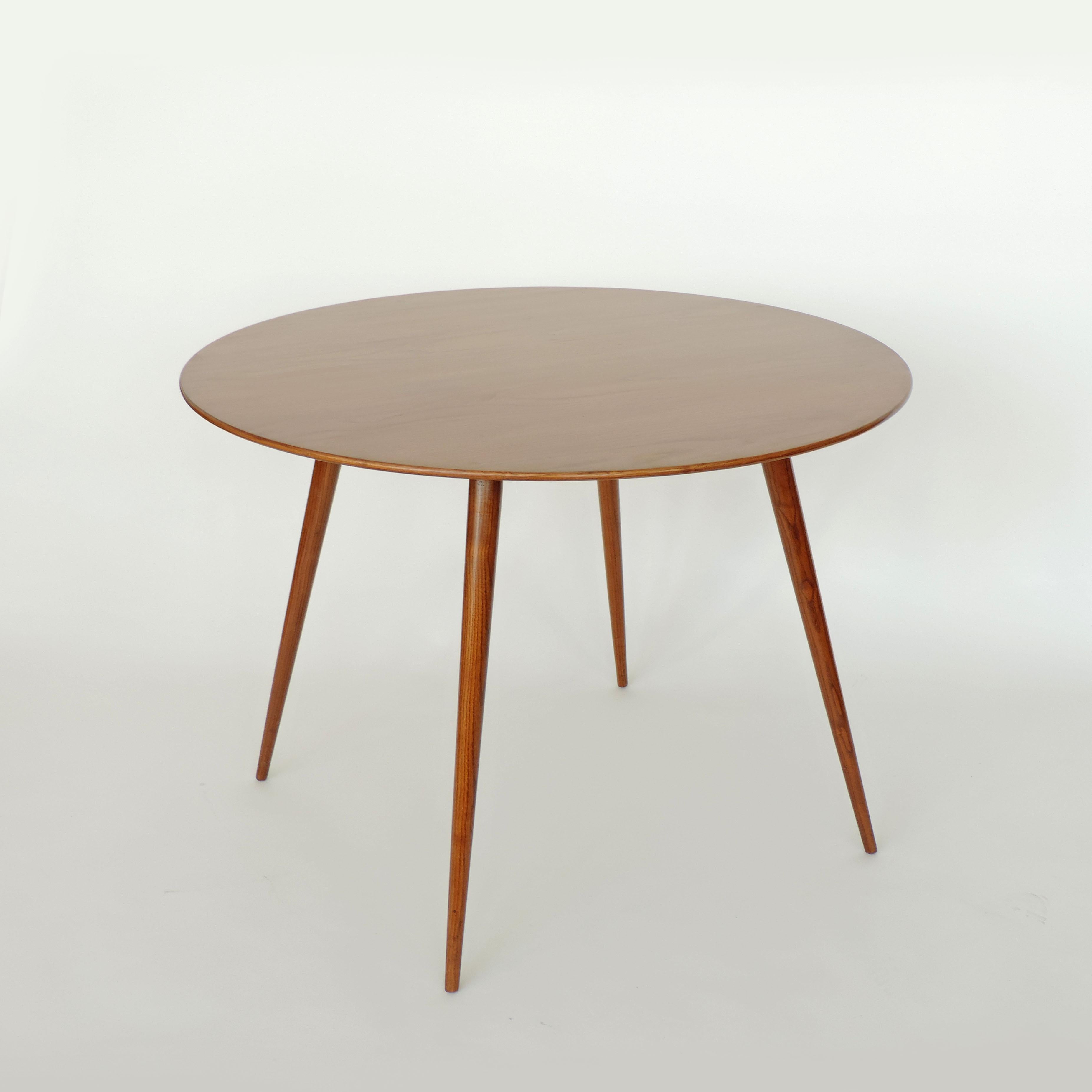 Splendid Set of Four Leggera Chairs and Round Table by Gio Ponti for Cassina.
This set in Oakwood is a very early edition each chair carries the red metal tag Figli di Amedeo Cassina Meda ( Milano )
