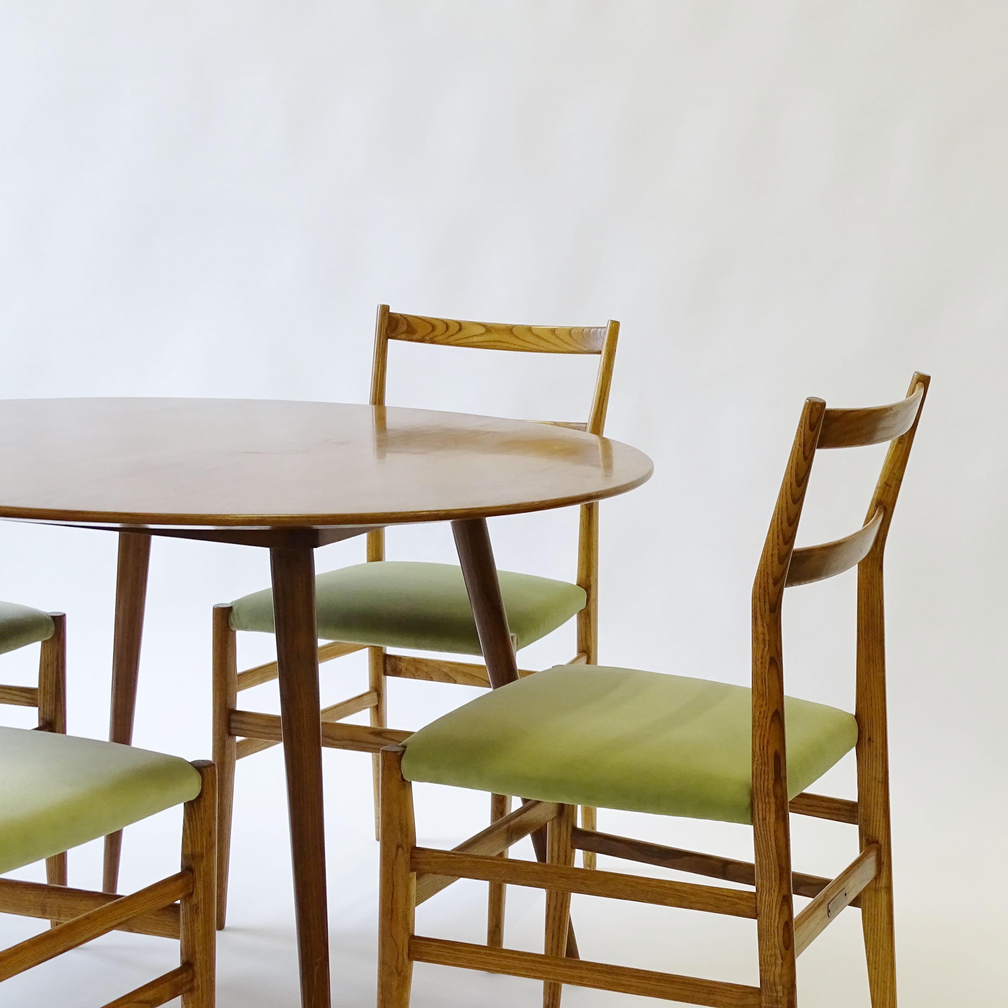 Mid-Century Modern Gio Ponti Oak Round Dining Table and Set of Four Leggera Chairs for Cassina For Sale