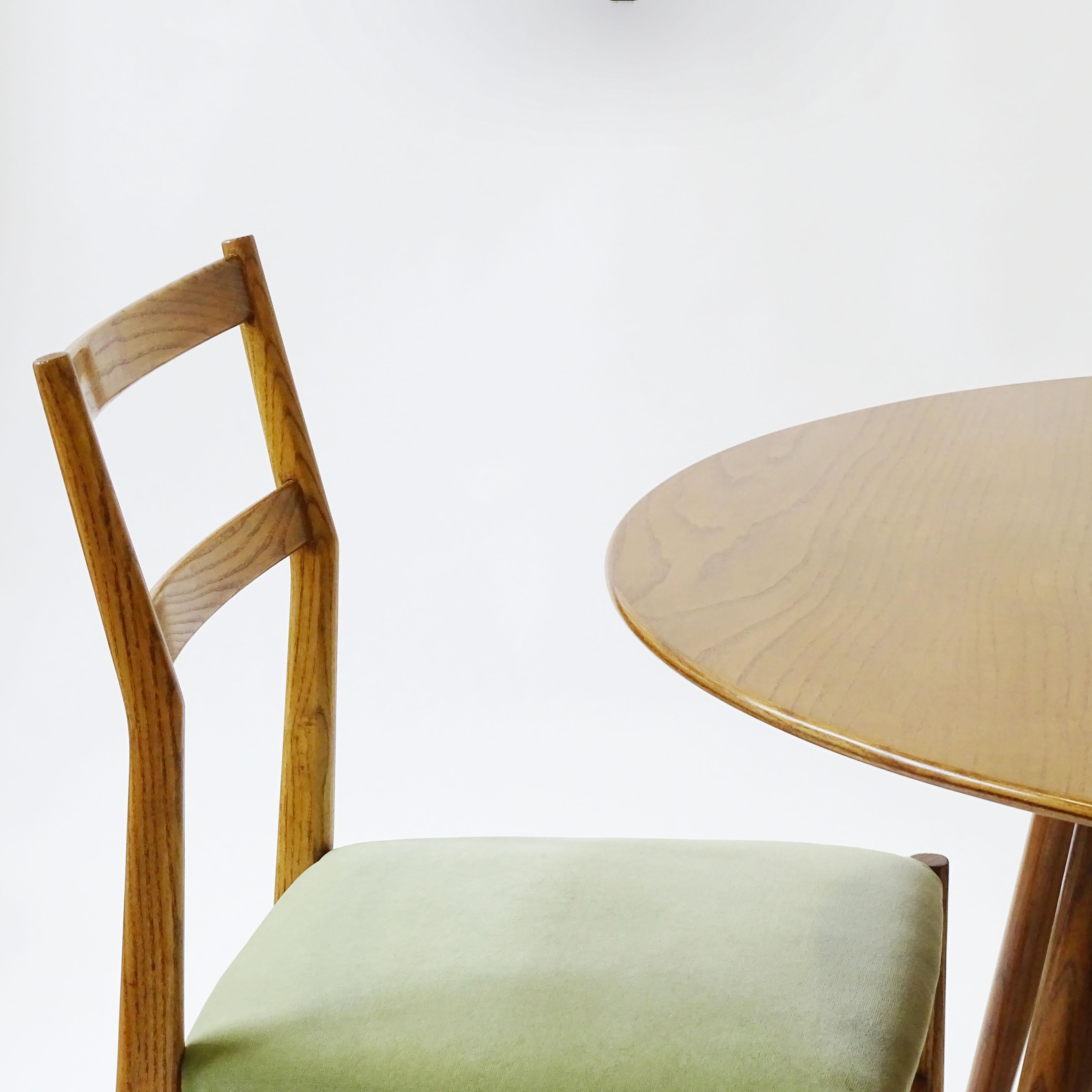 Italian Gio Ponti Oak Round Dining Table and Set of Four Leggera Chairs for Cassina For Sale