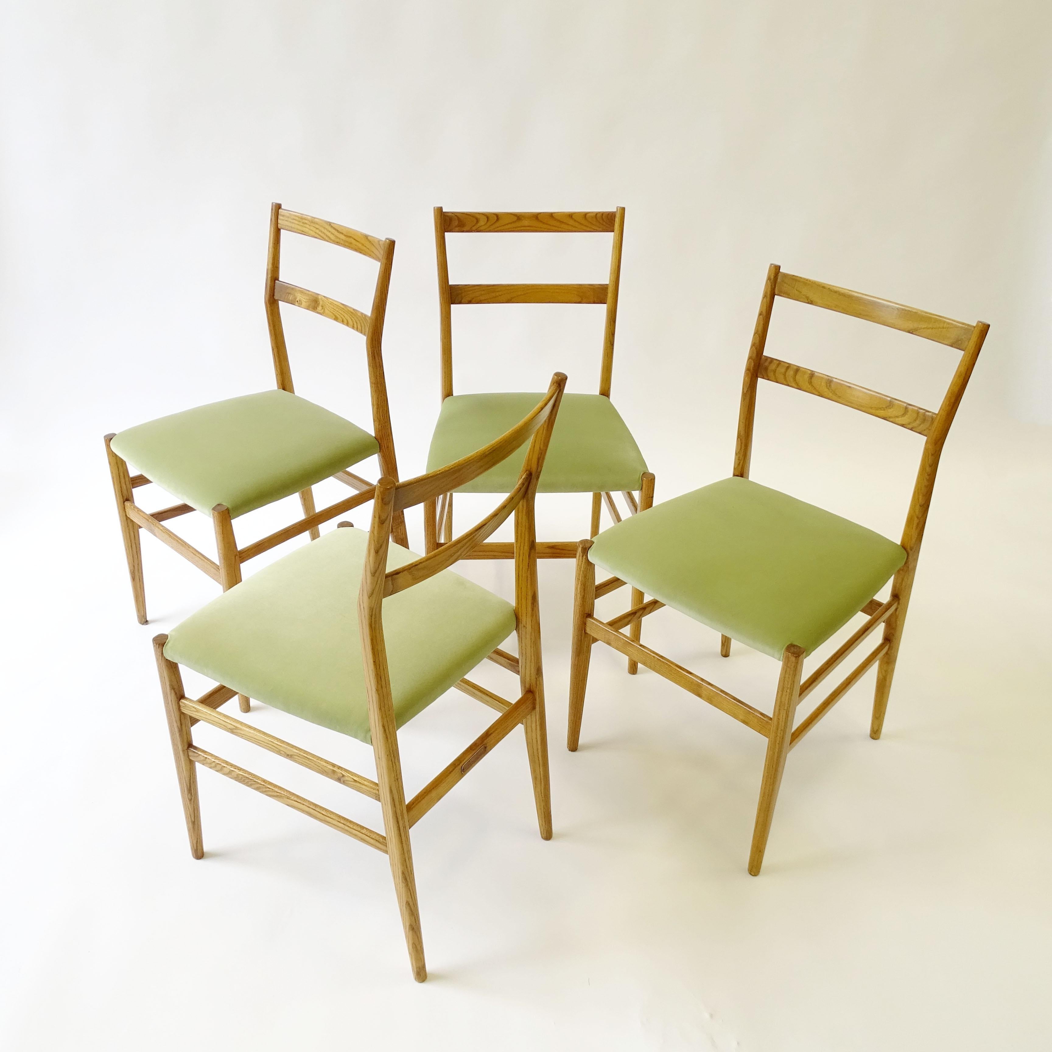 Gio Ponti Oak Round Dining Table and Set of Four Leggera Chairs for Cassina In Good Condition For Sale In Milan, IT