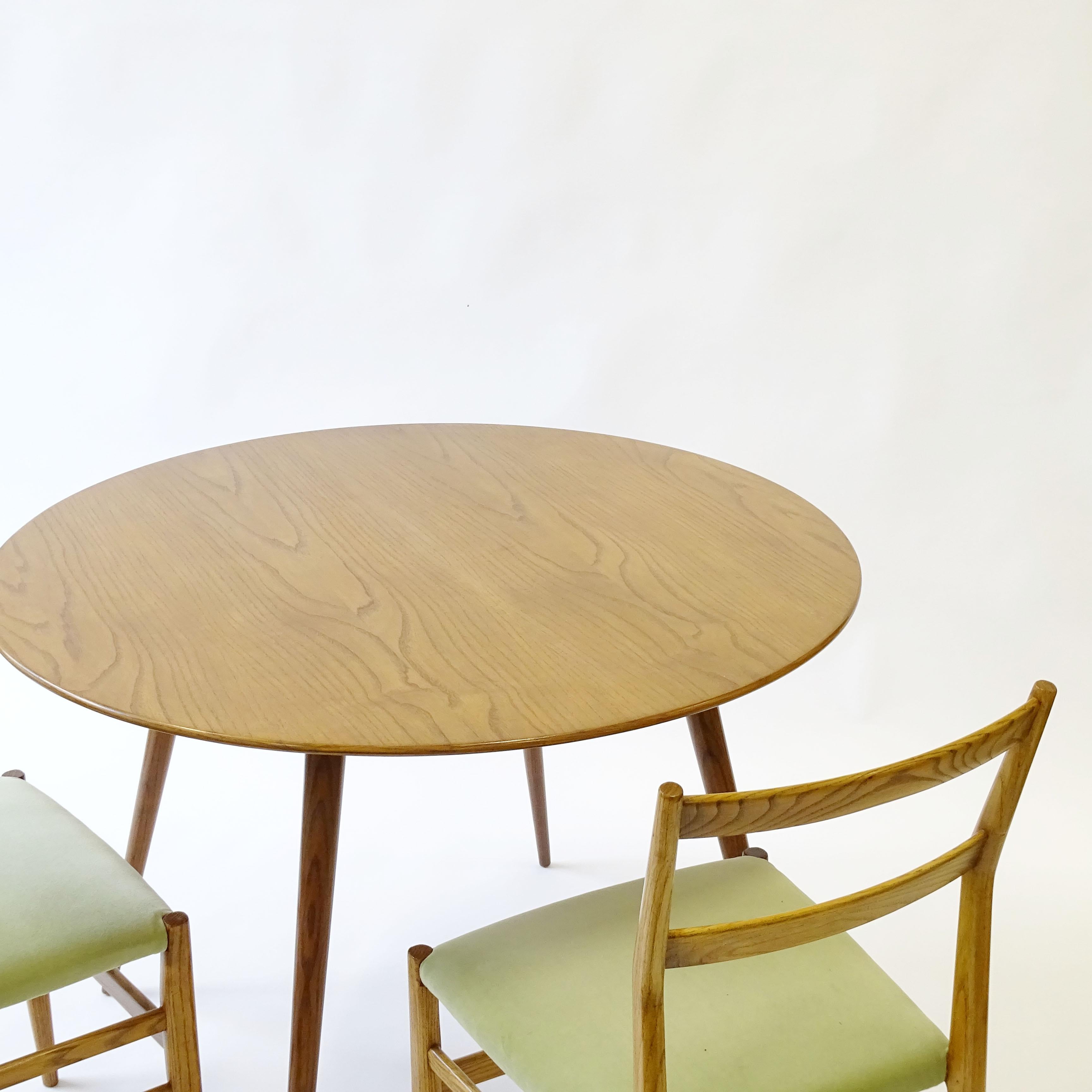 Mid-20th Century Gio Ponti Oak Round Dining Table and Set of Four Leggera Chairs for Cassina For Sale