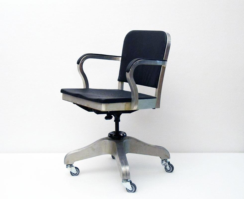Bürosessel von Gio Ponti, entworfen 1938 für die Büros der Montecatini S.A. in Mailand.
Luxuriöses Modell mit Lederbezug und Armlehnen.
Struktur aus quadratischem Aluminiumrohr, Vierspeichenfuß mit Aluminiumgussrädern.
Rückenlehne, Armlehnen und