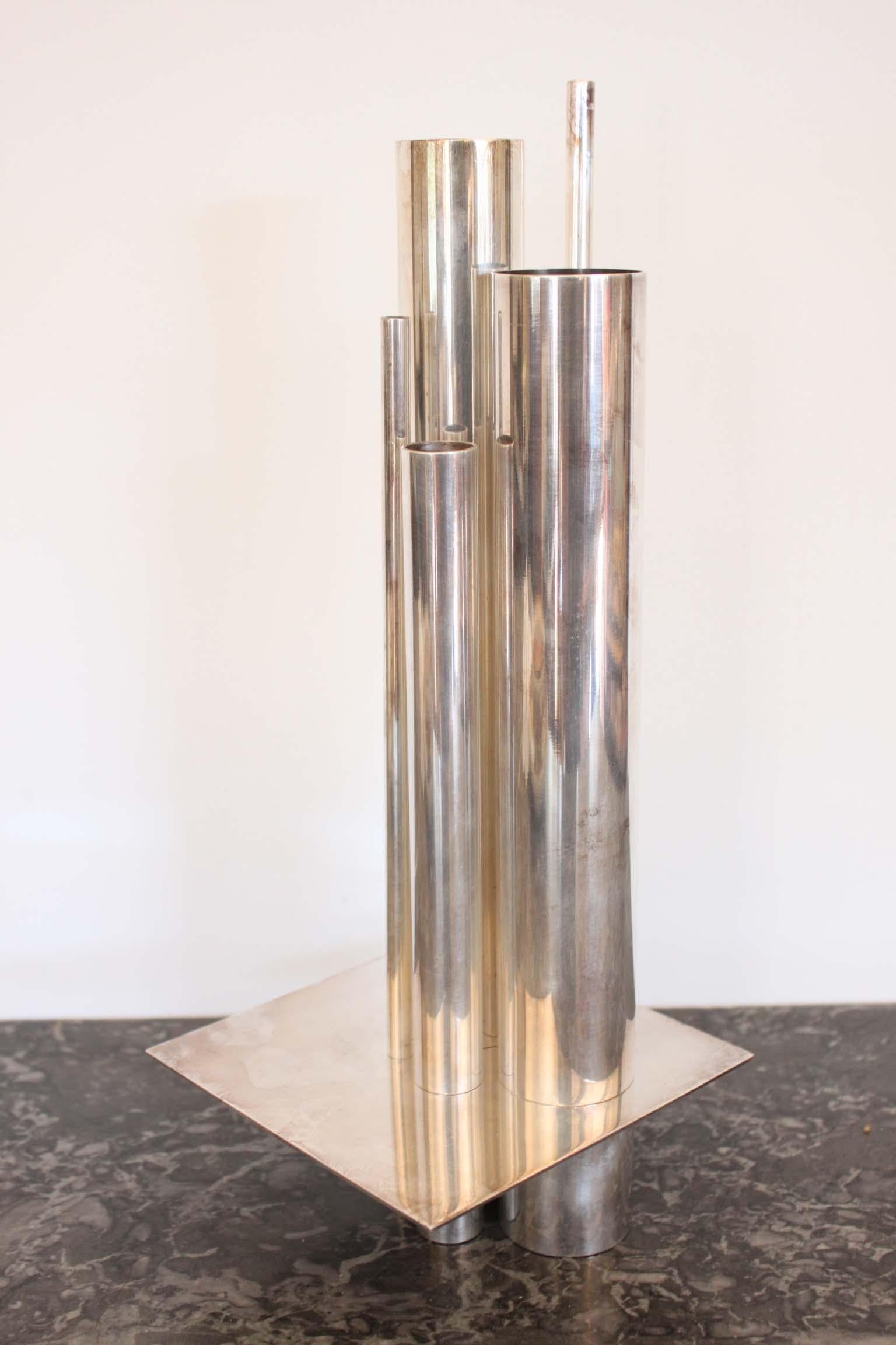 Orgue vase in silver brass, composed of five tubes of varying diameters, and a thin squared plate. Designed by Gio Ponti (1891-1979) for Christofle, circa 1960. Christofle stamp on the bottom of the square plate.
Gallia collection.
Diameters of