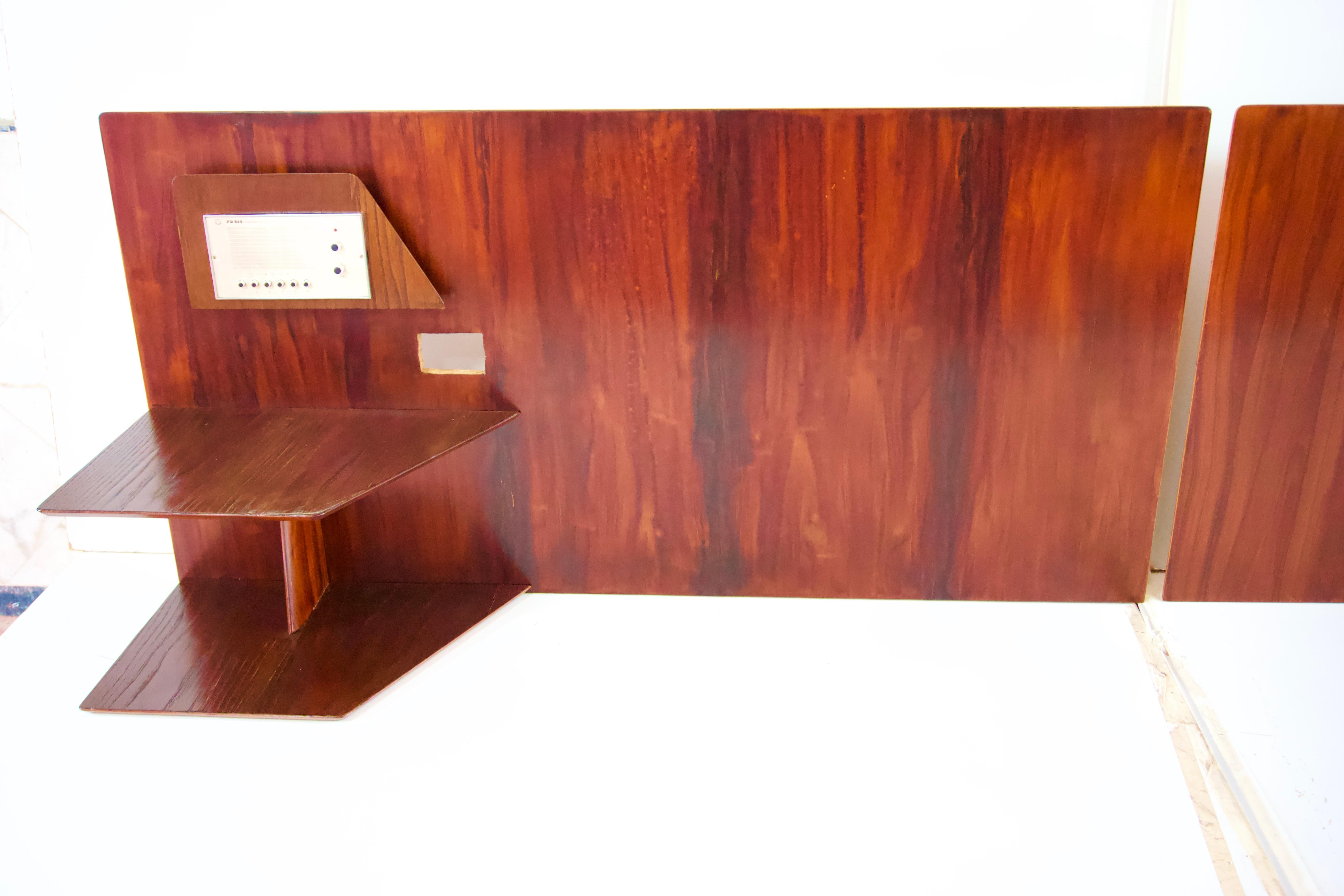 Mid-Century Modern Gio Ponti, pair flamed wood Headboard, fitted bedside tables, Hotel Royal, 1955 For Sale