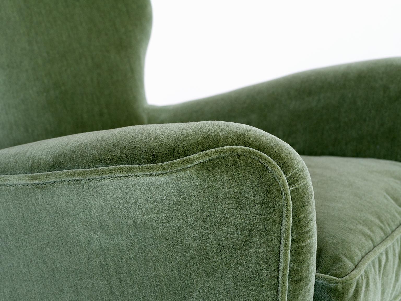 Fabric Gio Ponti Pair of Armchairs in Olive Green Velvet and Walnut, Italy, 1949