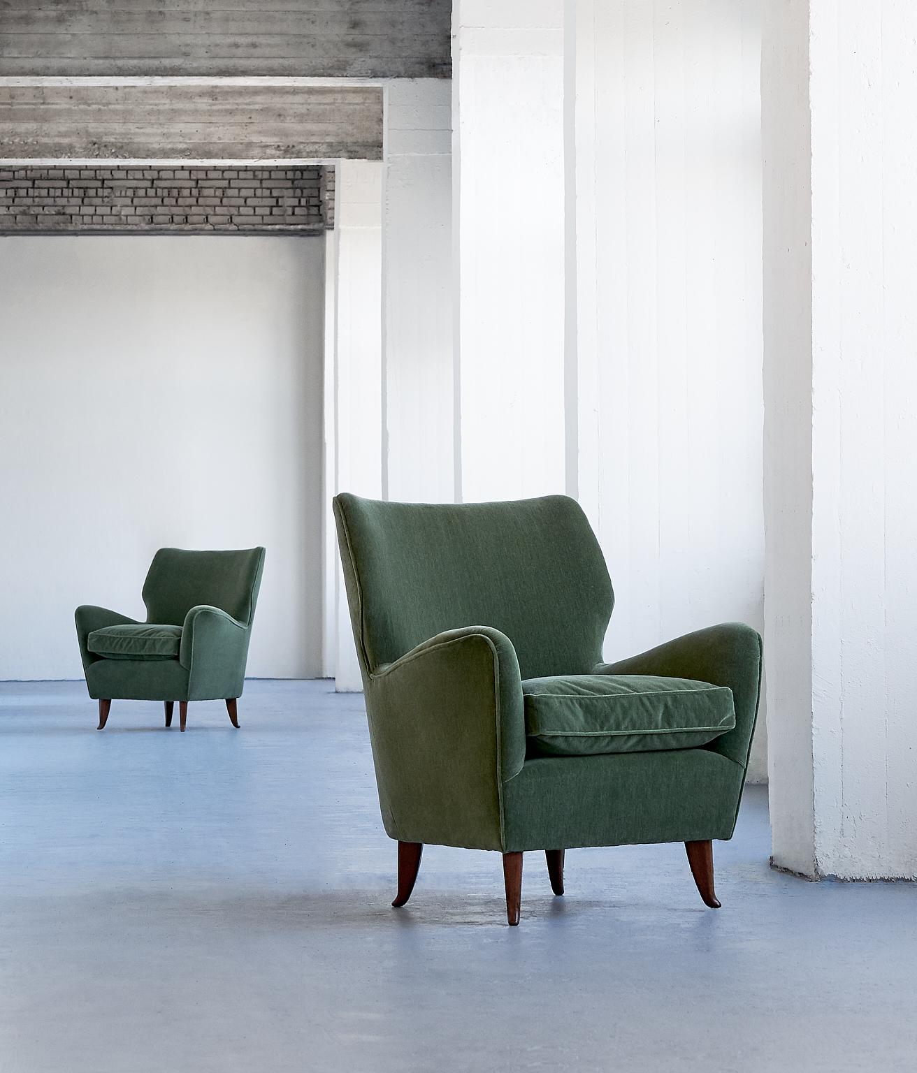 Gio Ponti Pair of Armchairs in Olive Green Velvet and Walnut, Italy, 1949 2