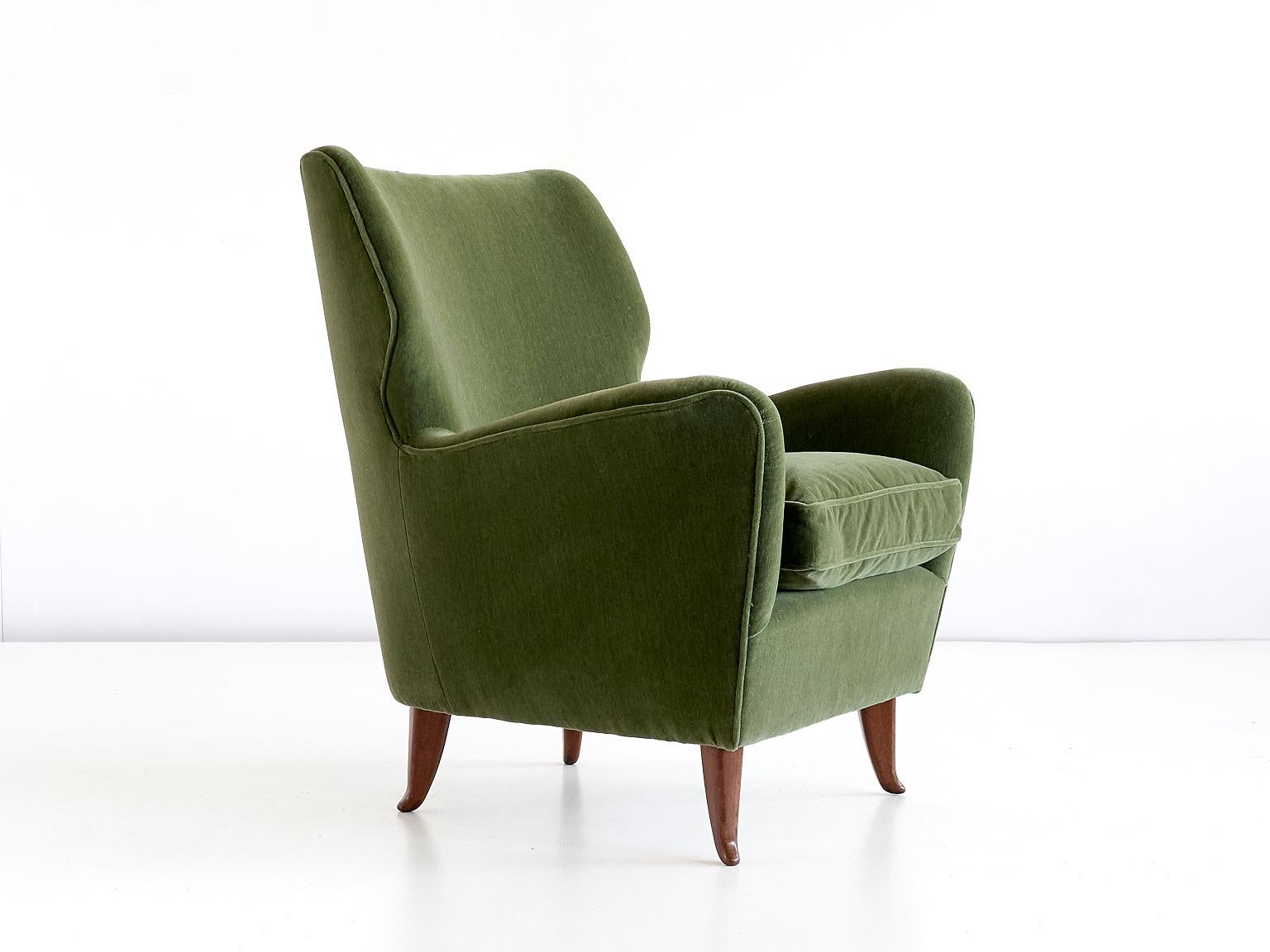 Gio Ponti Pair of Armchairs in Olive Green Velvet and Walnut, Italy, 1949 In Good Condition In The Hague, NL