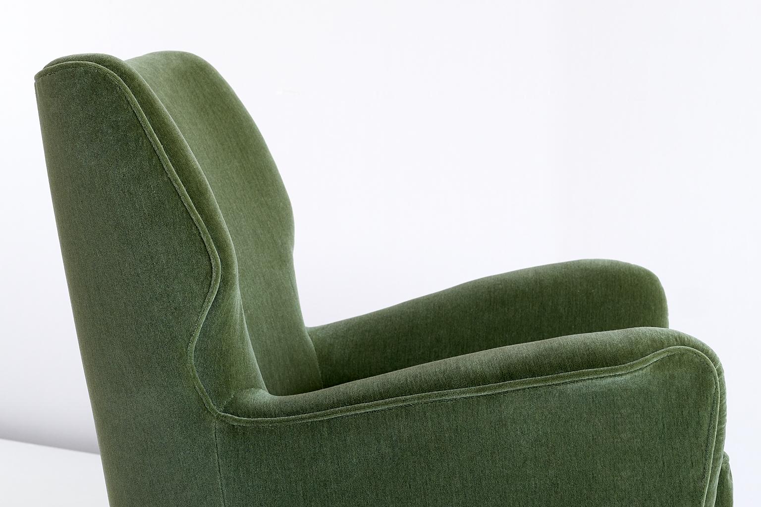 Mid-20th Century Gio Ponti Pair of Armchairs in Olive Green Velvet and Walnut, Italy, 1949