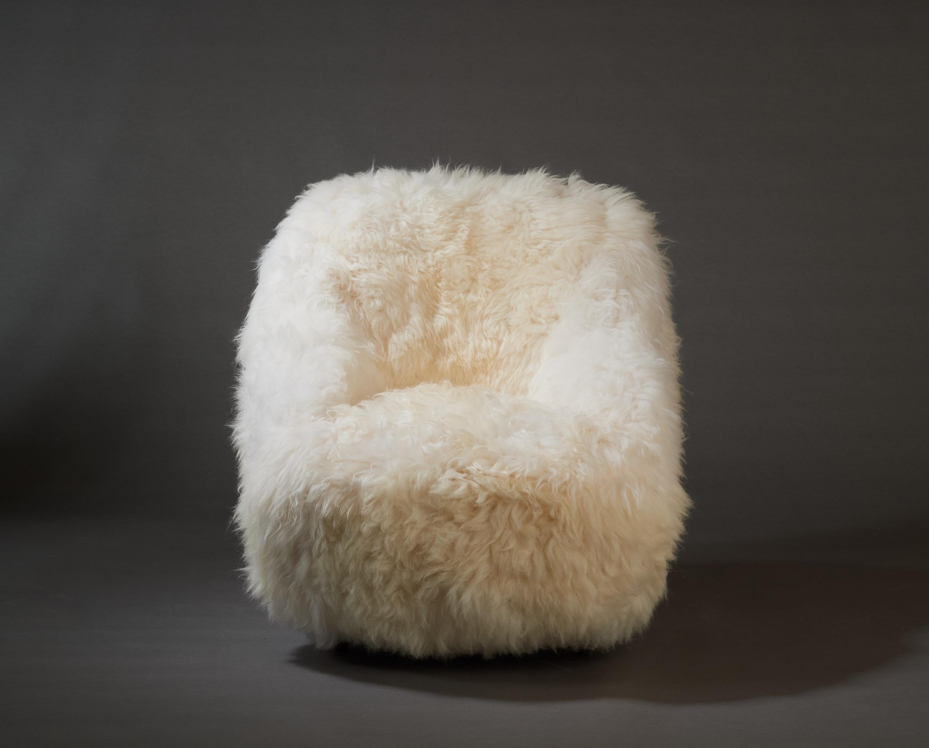 Gio Ponti, Striking Pair of Armchairs in White Sheepskin, Italy 1950s 1