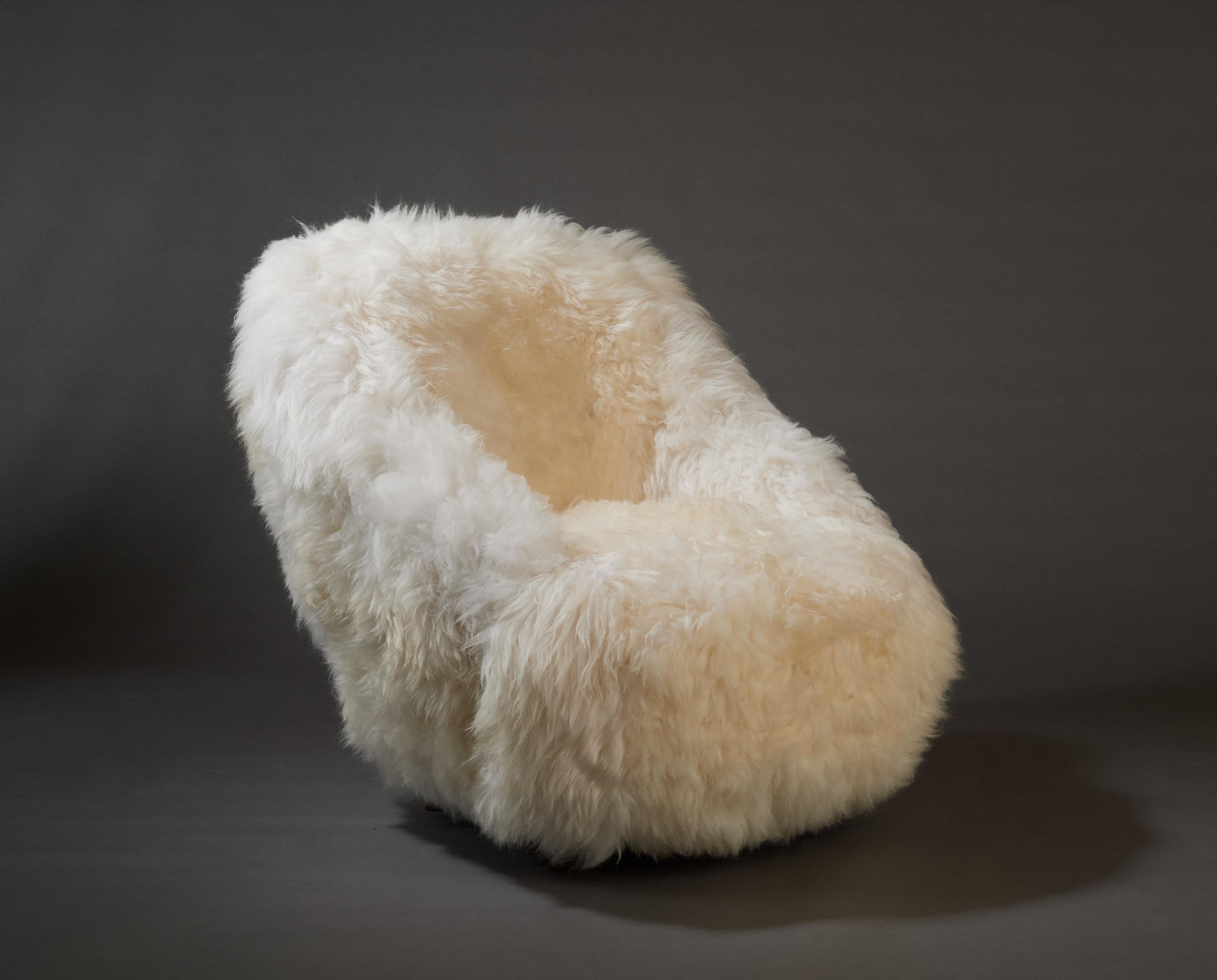 Gio Ponti, Striking Pair of Armchairs in White Sheepskin, Italy 1950s 2