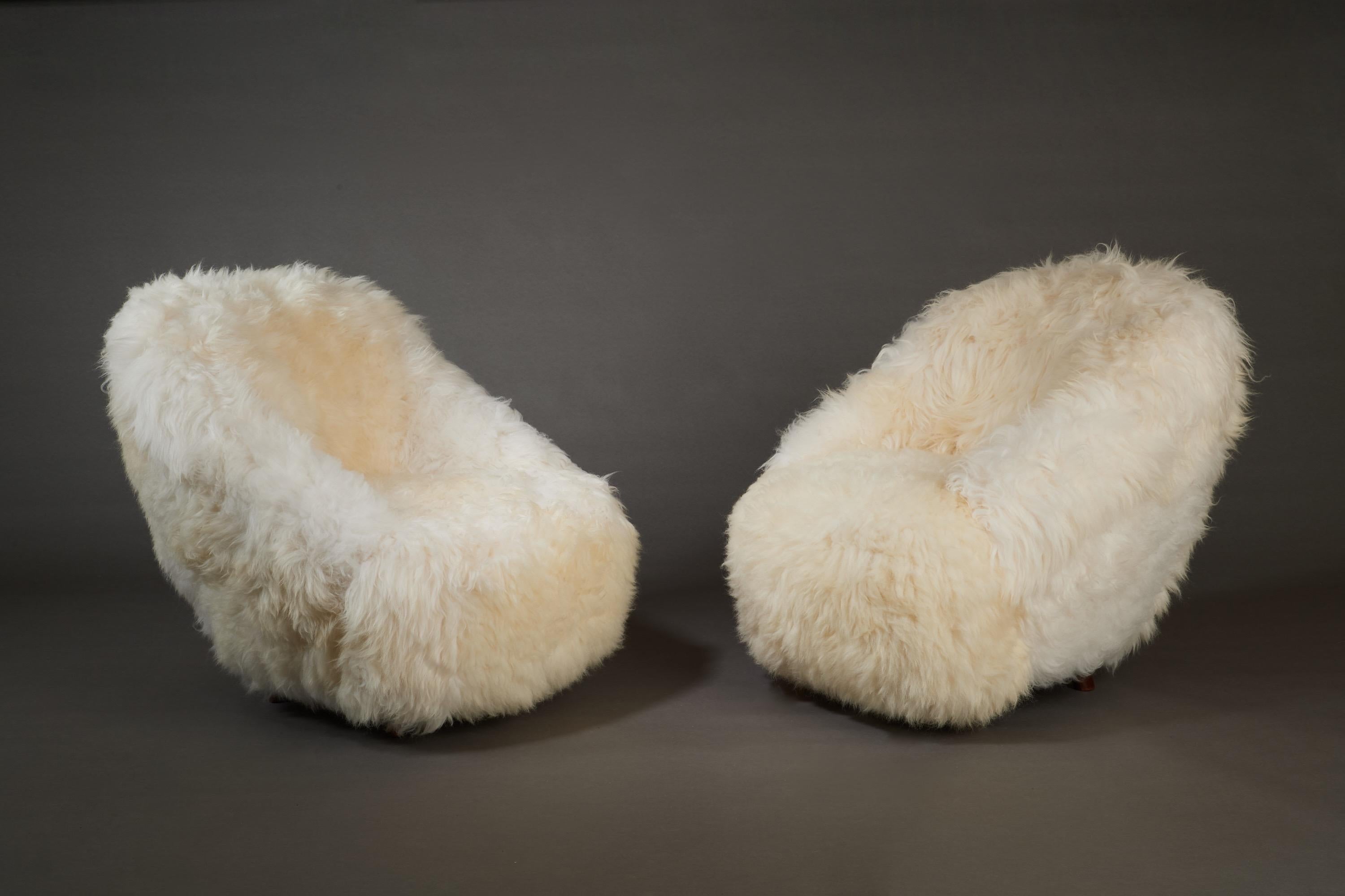 Gio Ponti (1891 - 1979)

A stunning pair of armchairs by Gio Ponti, upholstered in soft, ivory-colored longhaired lamb's wool, set on tapered mahogany legs. The stark simplicity of the design, cozily rounded construction, and lush textured sheepskin