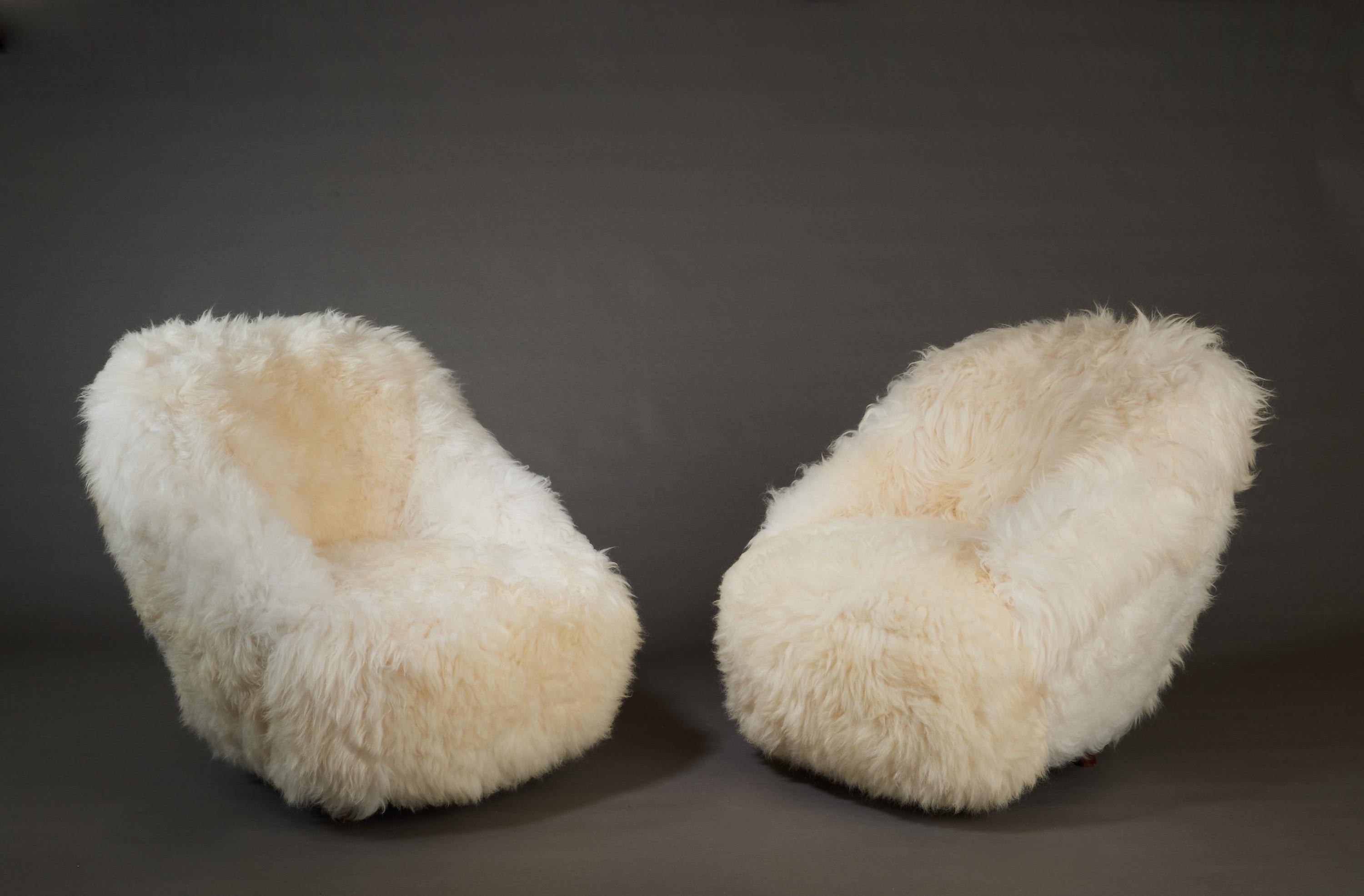 Gio Ponti, Striking Pair of Armchairs in White Sheepskin, Italy 1950s In Good Condition In New York, NY