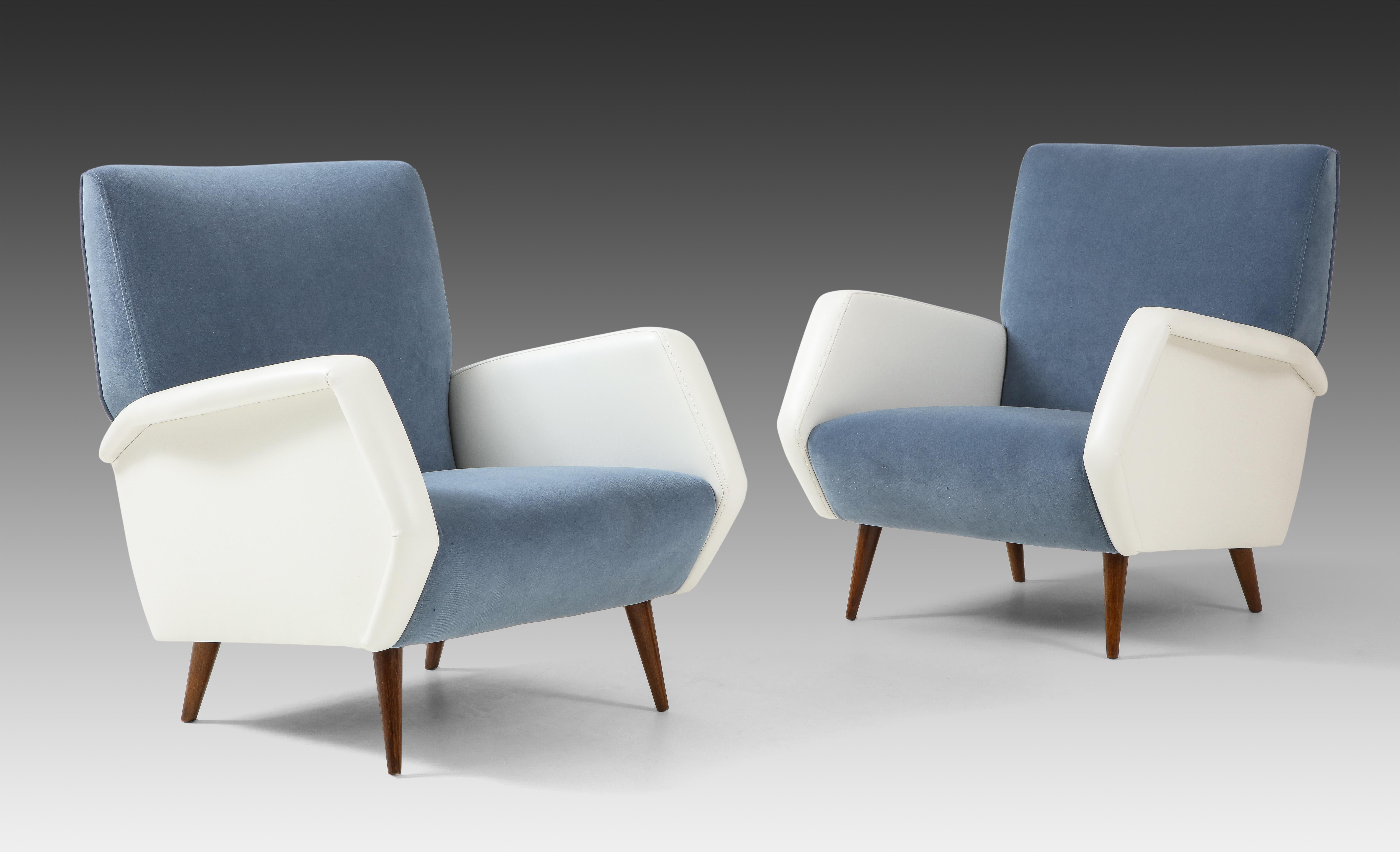 Gio Ponti for Cassina iconic pair of armchairs model 803 with sky blue velvet upholstered back and seat, faux leather sculptural arms, and rosewood legs, Italy, circa 1954.
Fully restored, newly upholstered and French polish on the