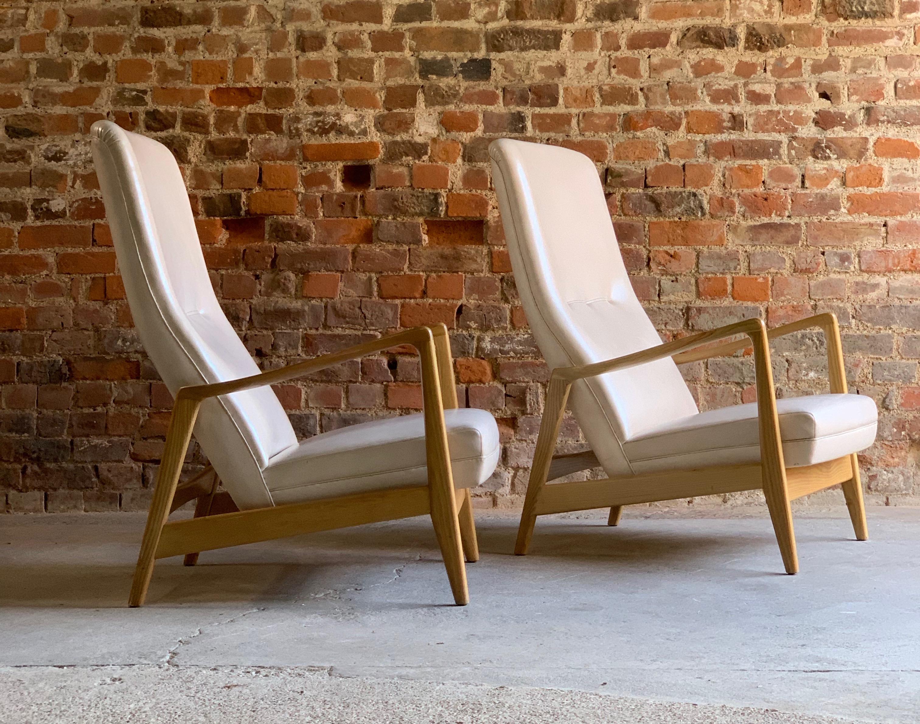 Gio Ponti Pair of Ash Lounge Chairs by Cassina, Italy, circa 1958 3