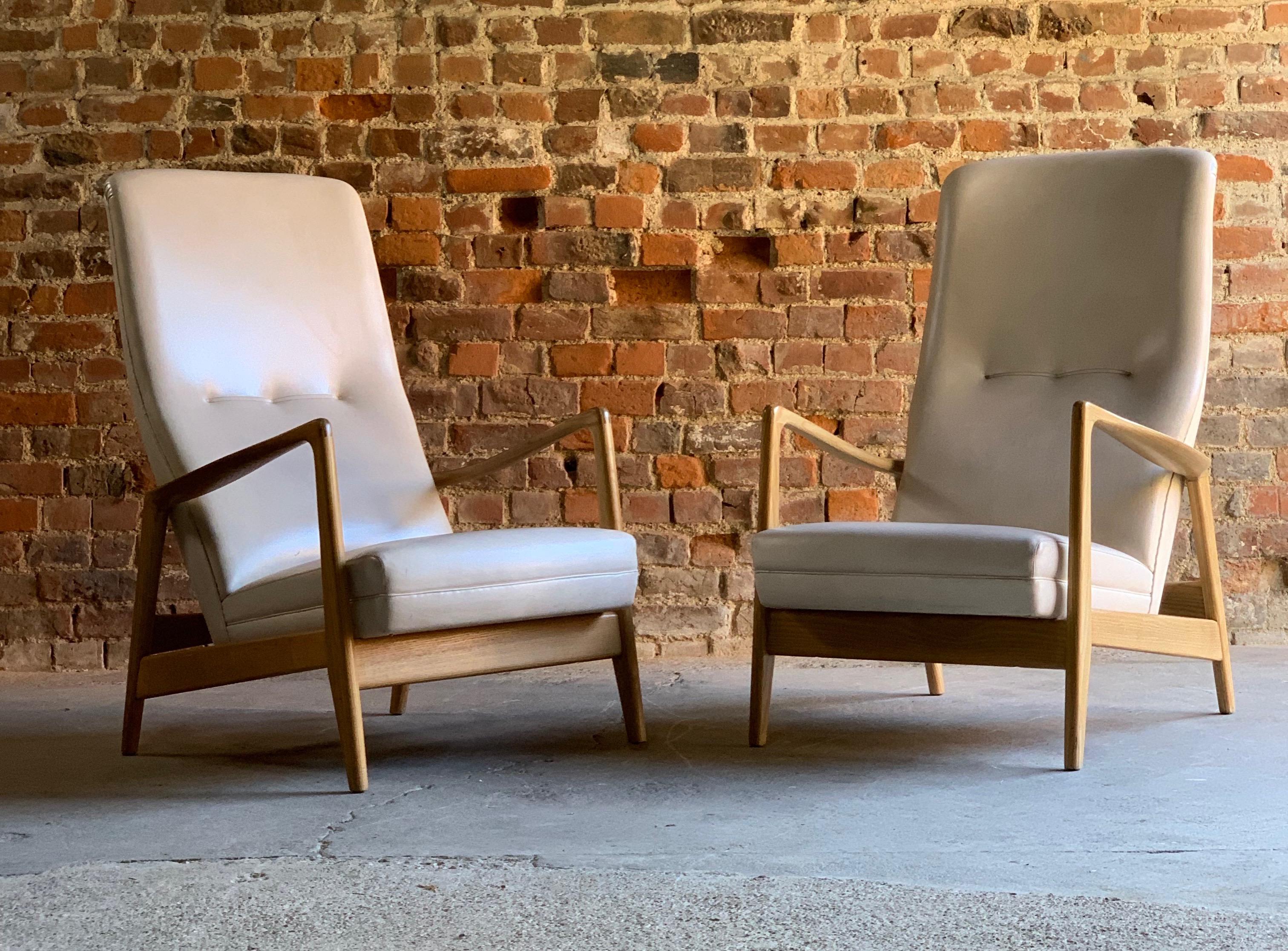 Gio Ponti Pair of Ash Lounge Chairs by Cassina, Italy, circa 1958 4