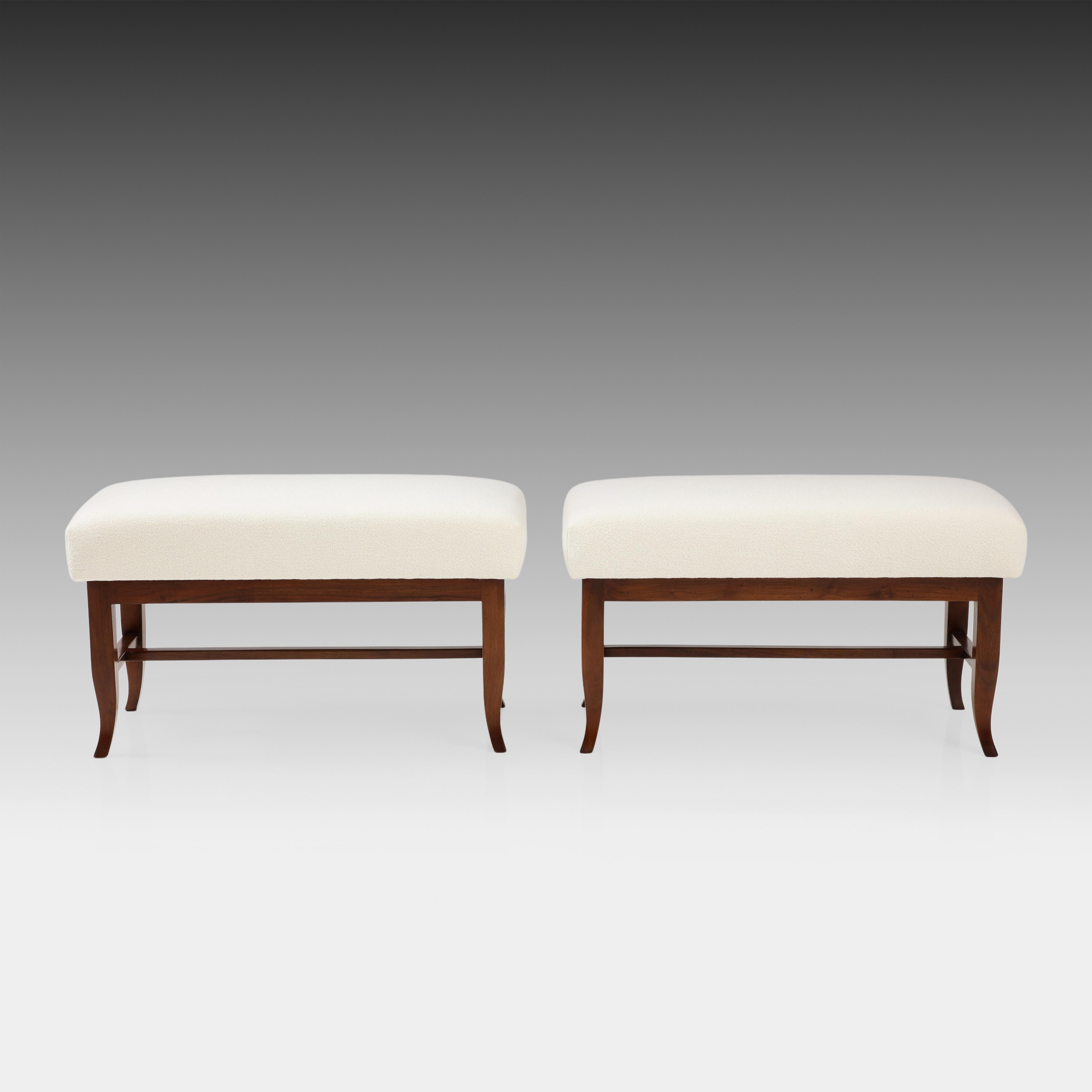 Gio Ponti early rare pair of benches with walnut frames and ivory bouclé fabric, Italy, 1930s. These elegant benches have a graceful frame with curved cabriole tapering legs connected by an apron and stretchers. Simple and classic in form, these