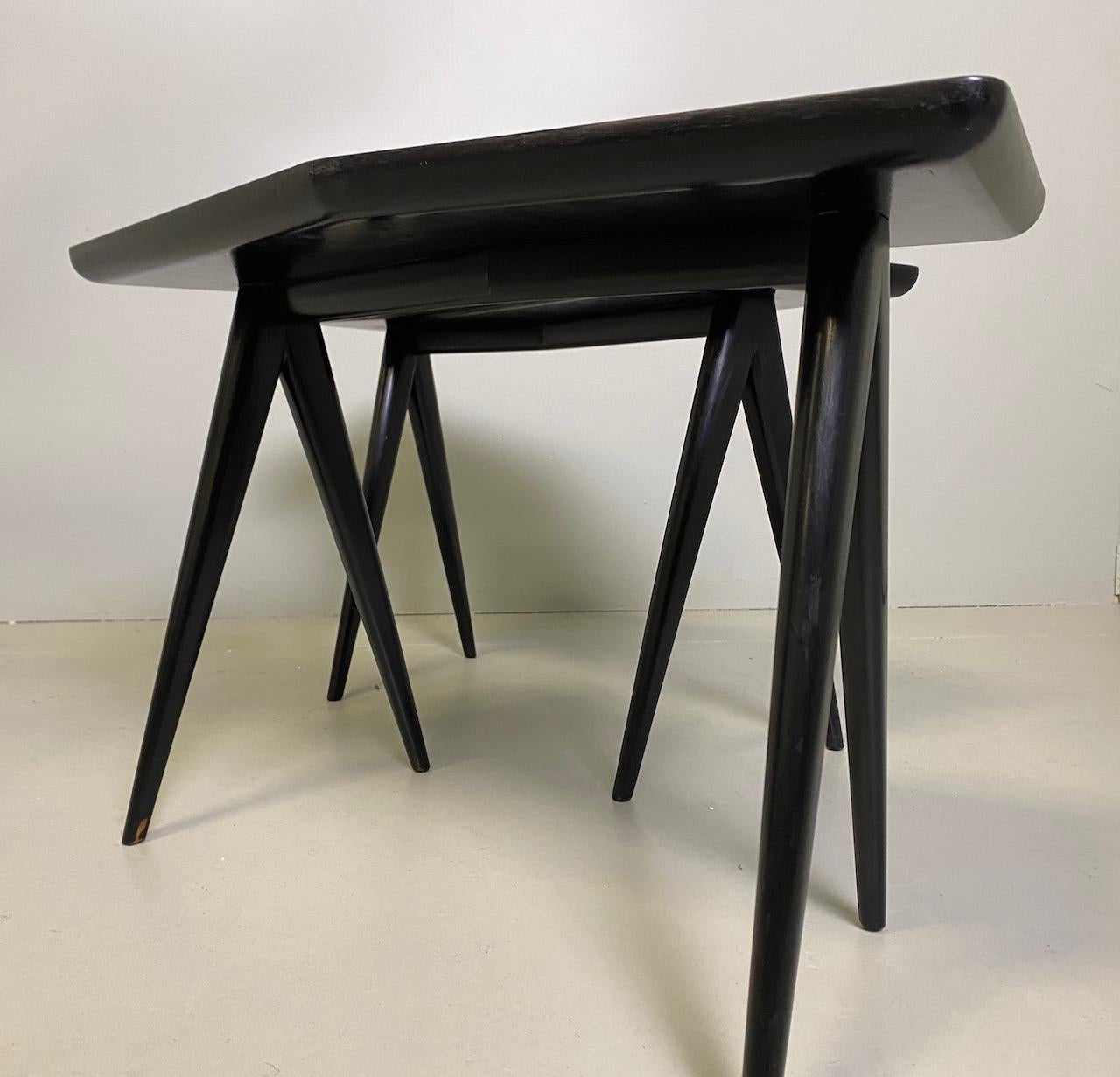 Gio Ponti Pair of black lacquered Walnut Side Tables Mirrored Glass Tops In Good Condition In Rovereta, SM