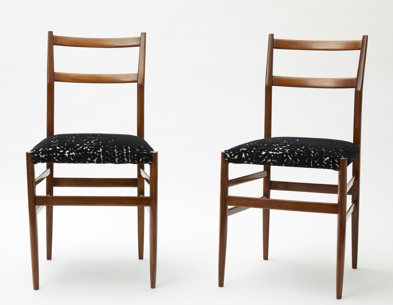 Gio Ponti pair of chairs 1950 wood velvety fabric, Italy.